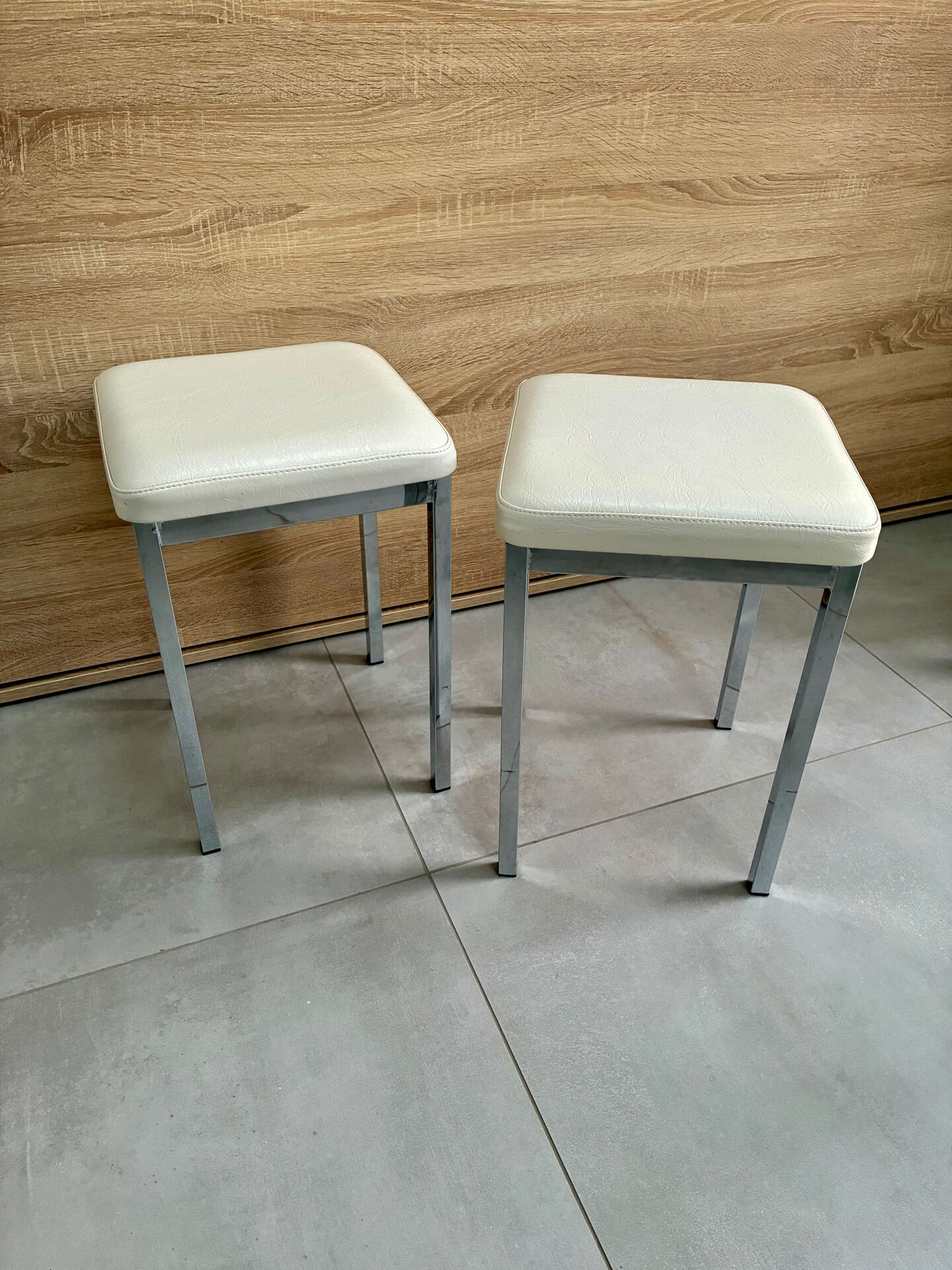Pair of vintage 1980 chrome stools with white faux leather in very good condition.