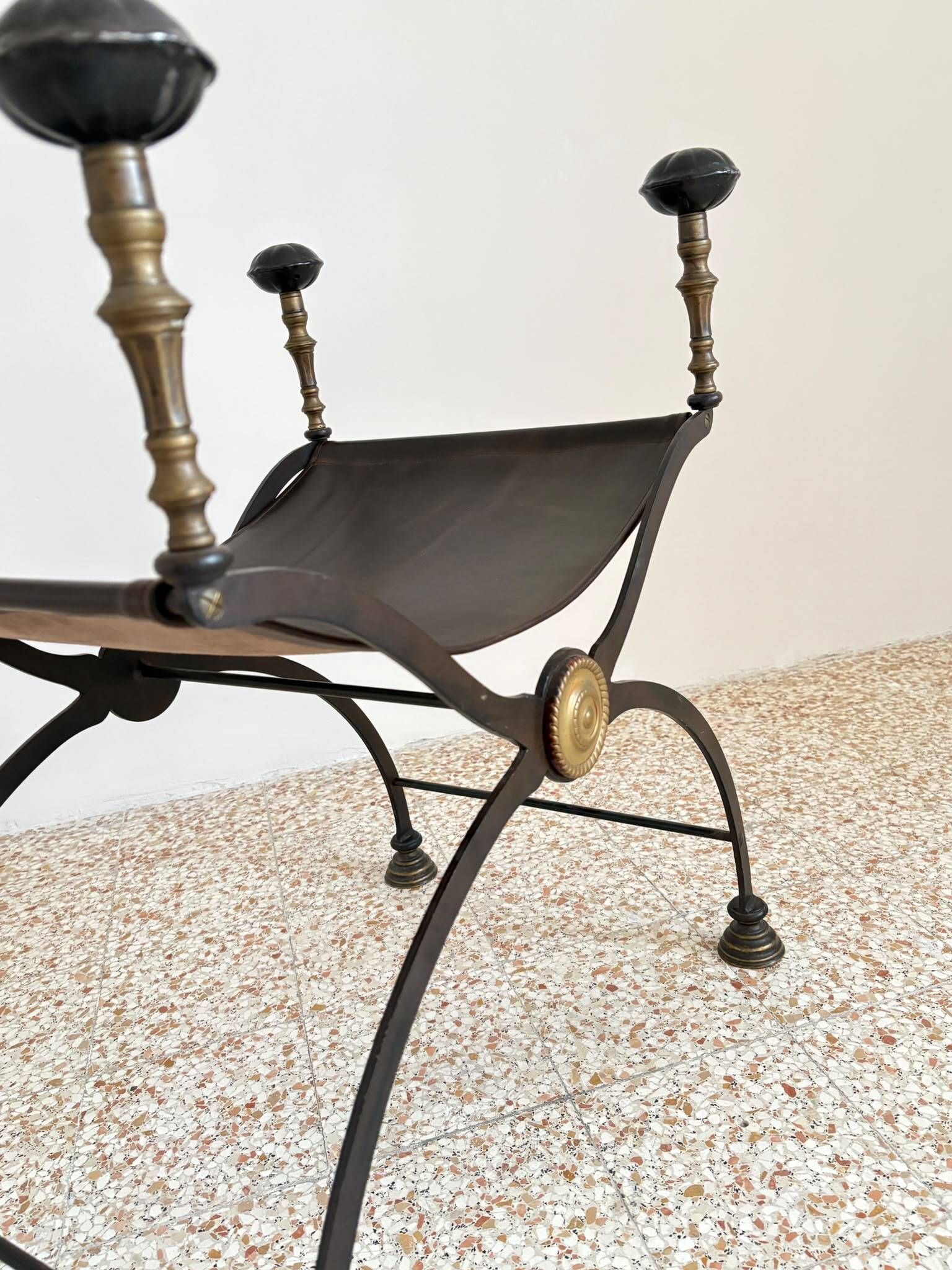 Seduta d’epoca anni 1920–1930 in ferro battuto, ottone e pelle .