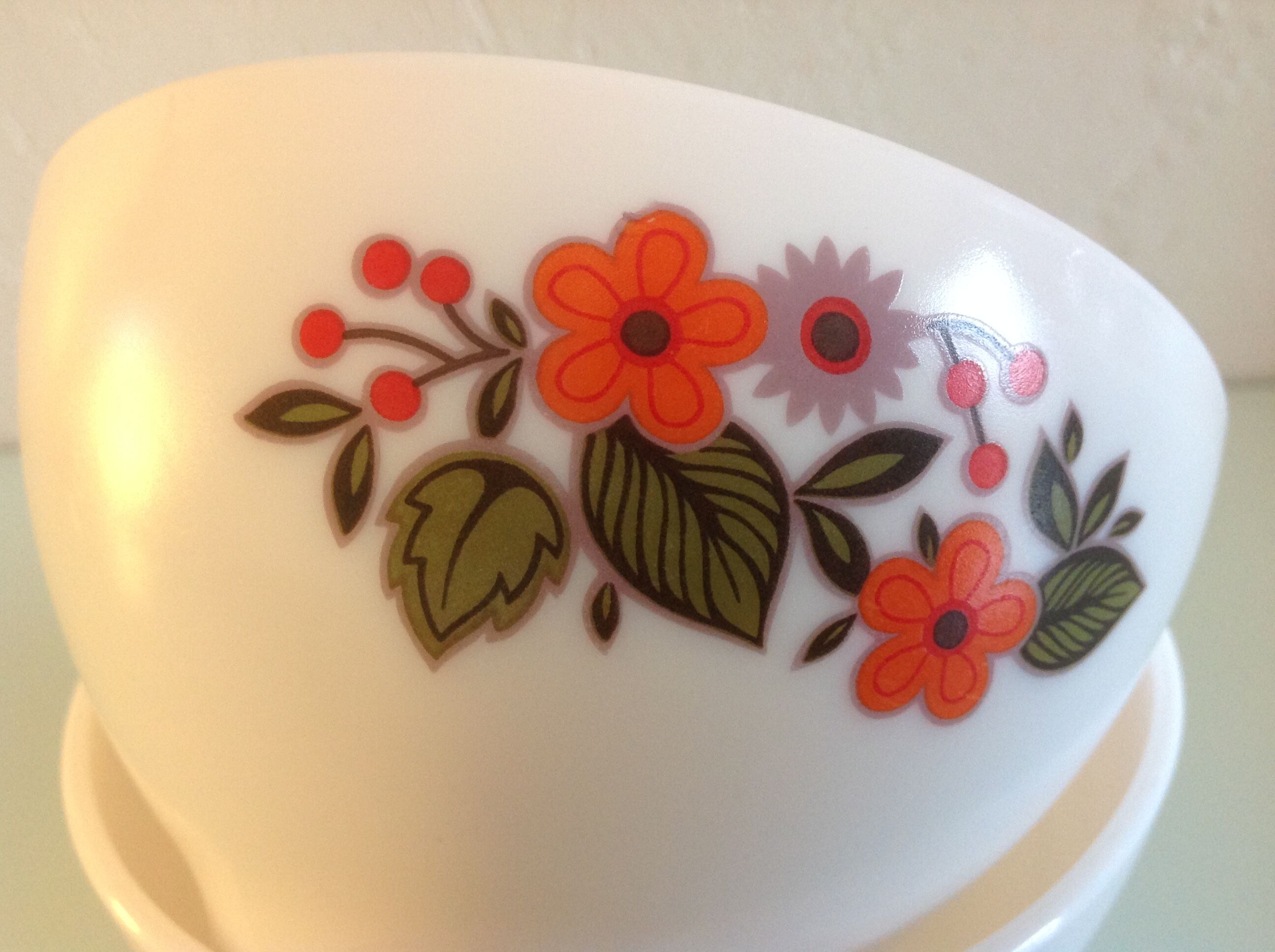 Two bowls in Arcopal white floral decoration / vintage 70s