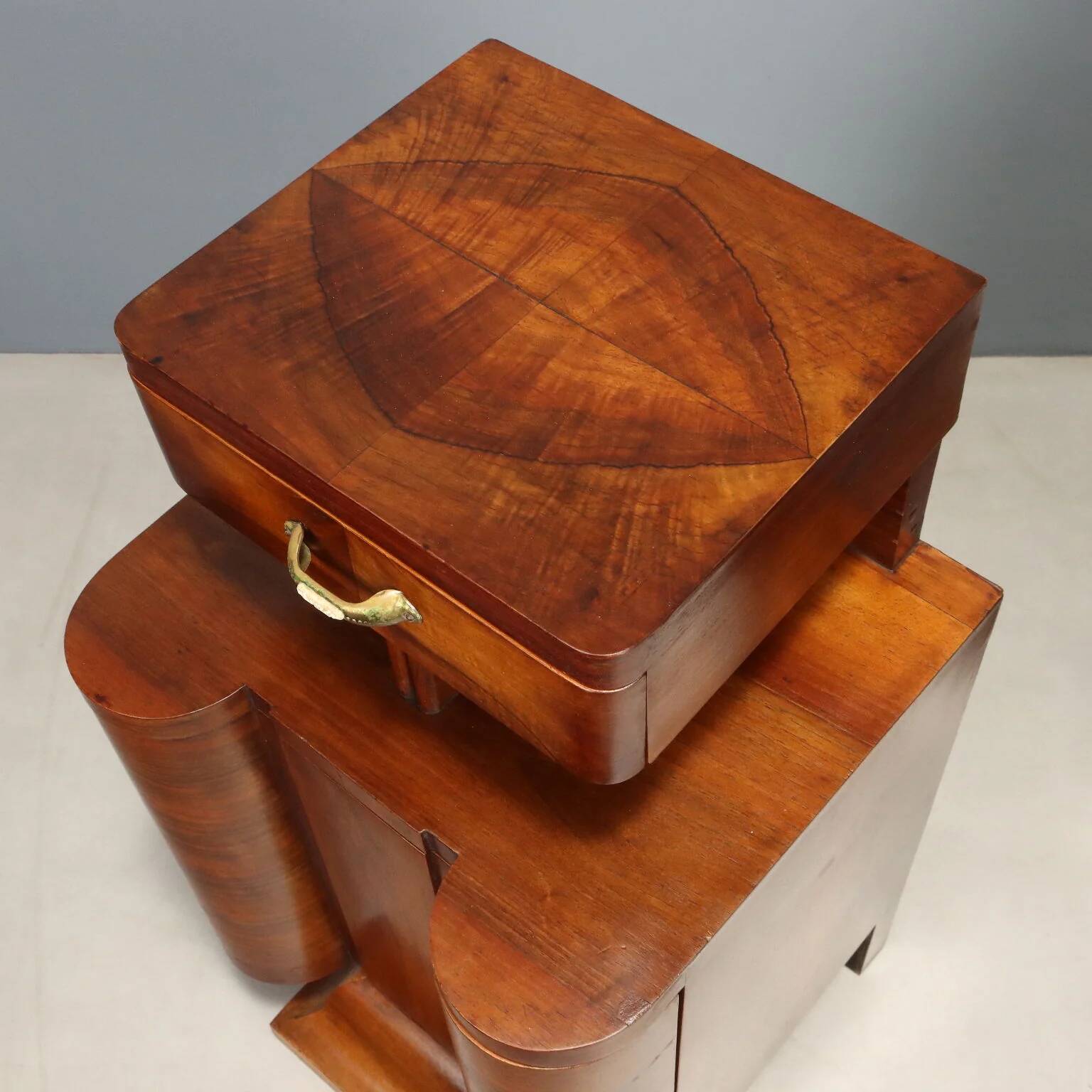 Tables de chevet des années 1920-1930