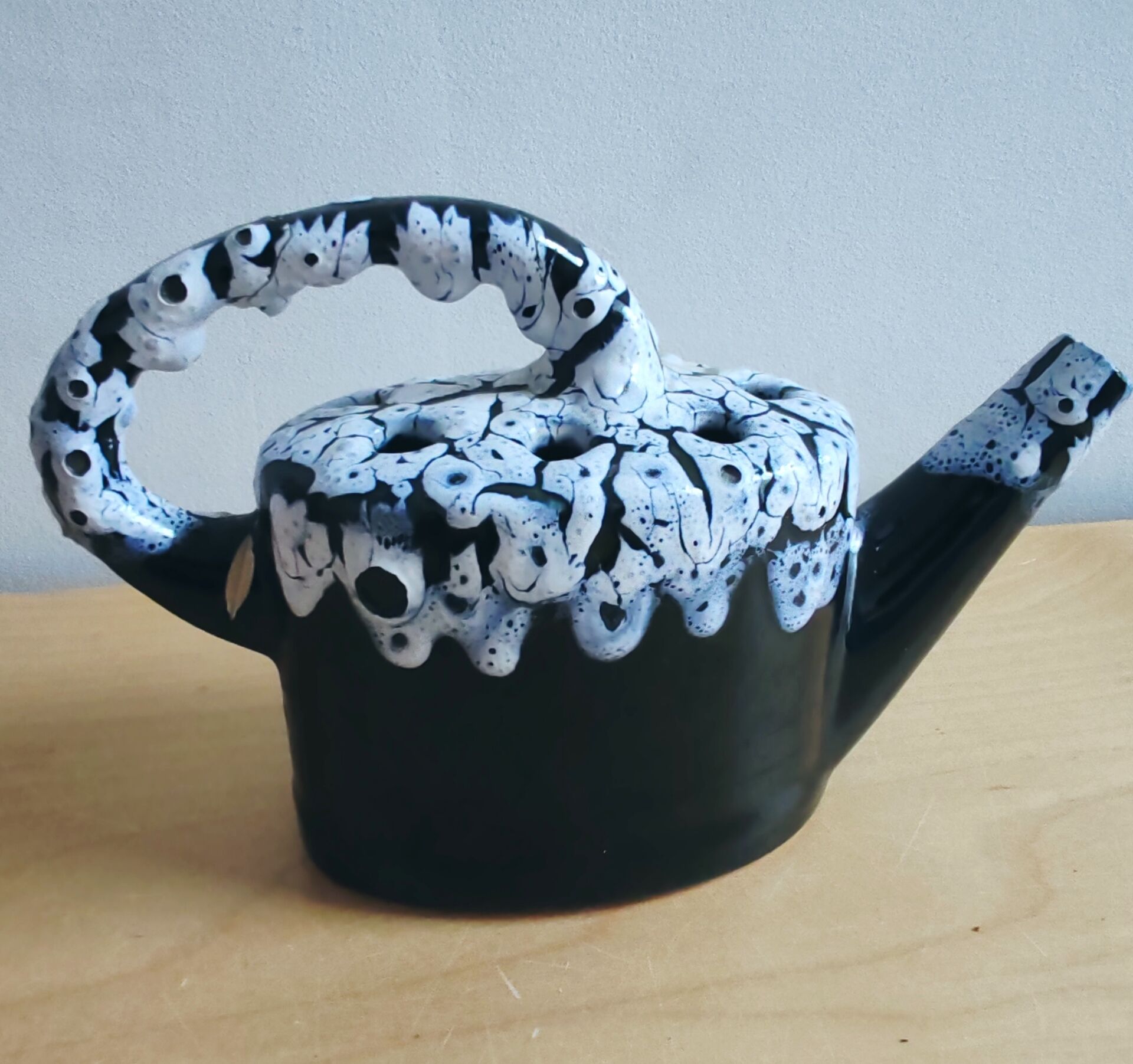 Théière en grès flammé Pièce artisanale grand feu  Noir & blanc émaill