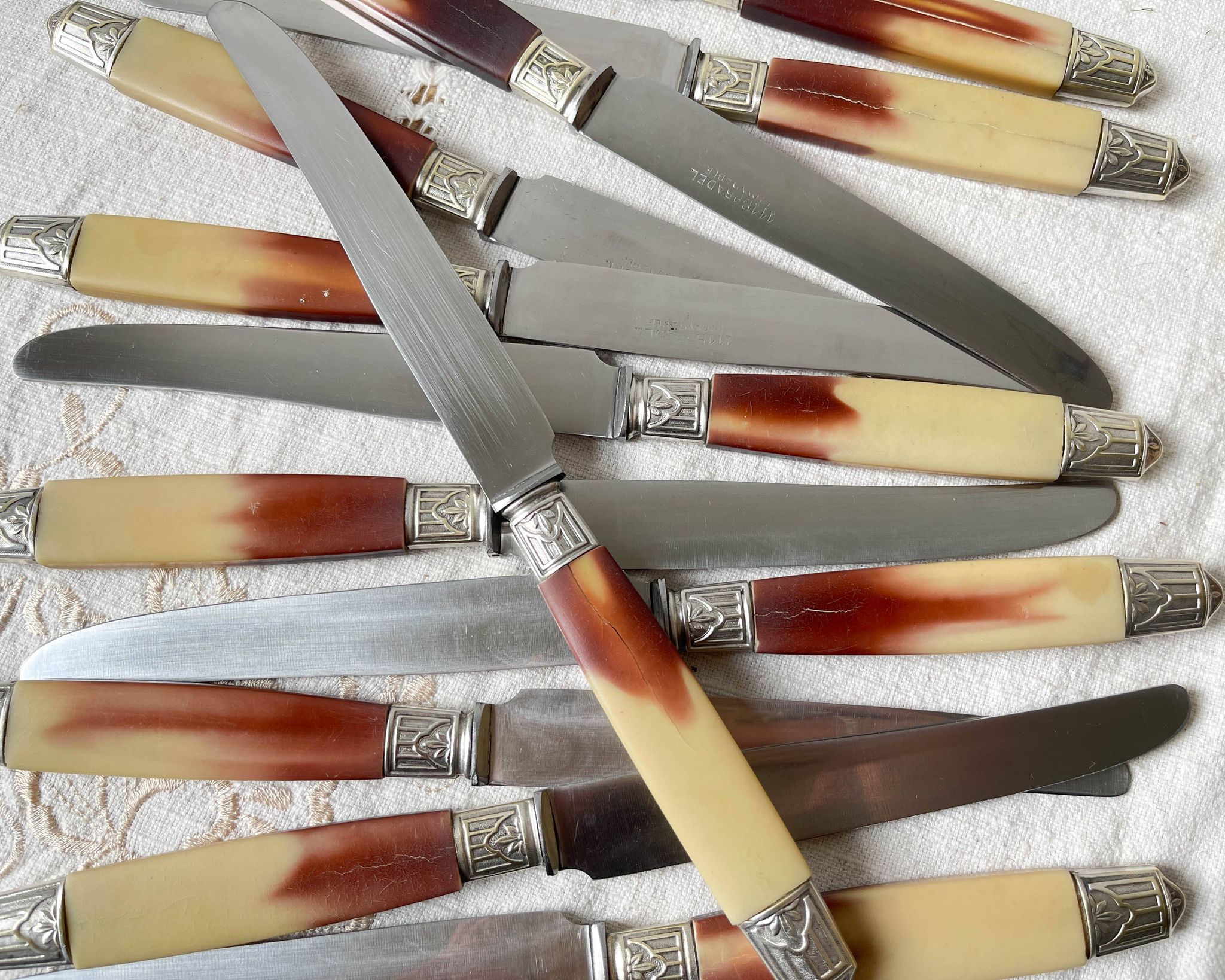 12 vintage Pradel stainless steel bakelite knives