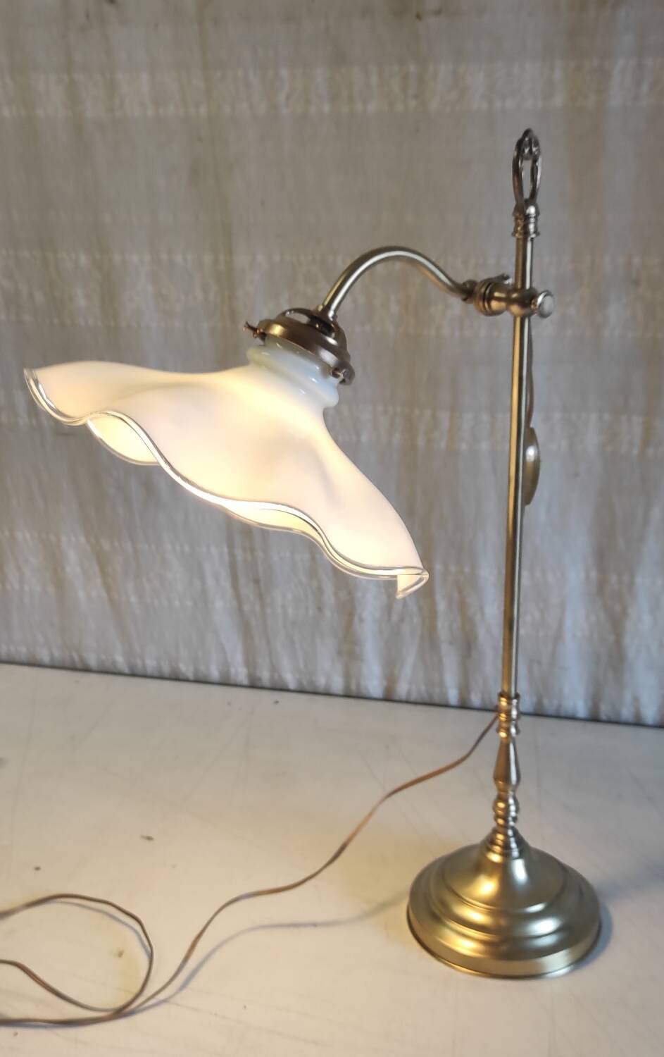 Articulated table lamp in brass and opaline - mid 20th century.