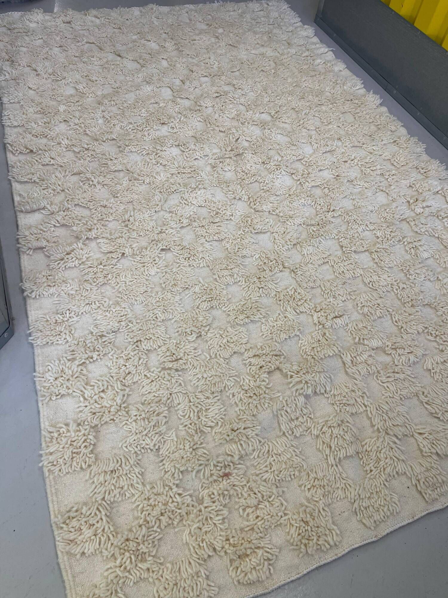 Ecru Berber rug with wool tufts and relief patterns – 250 × 152 cm
