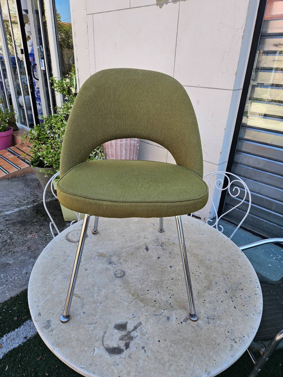 Knoll conference chair designed by Eero Saarinen