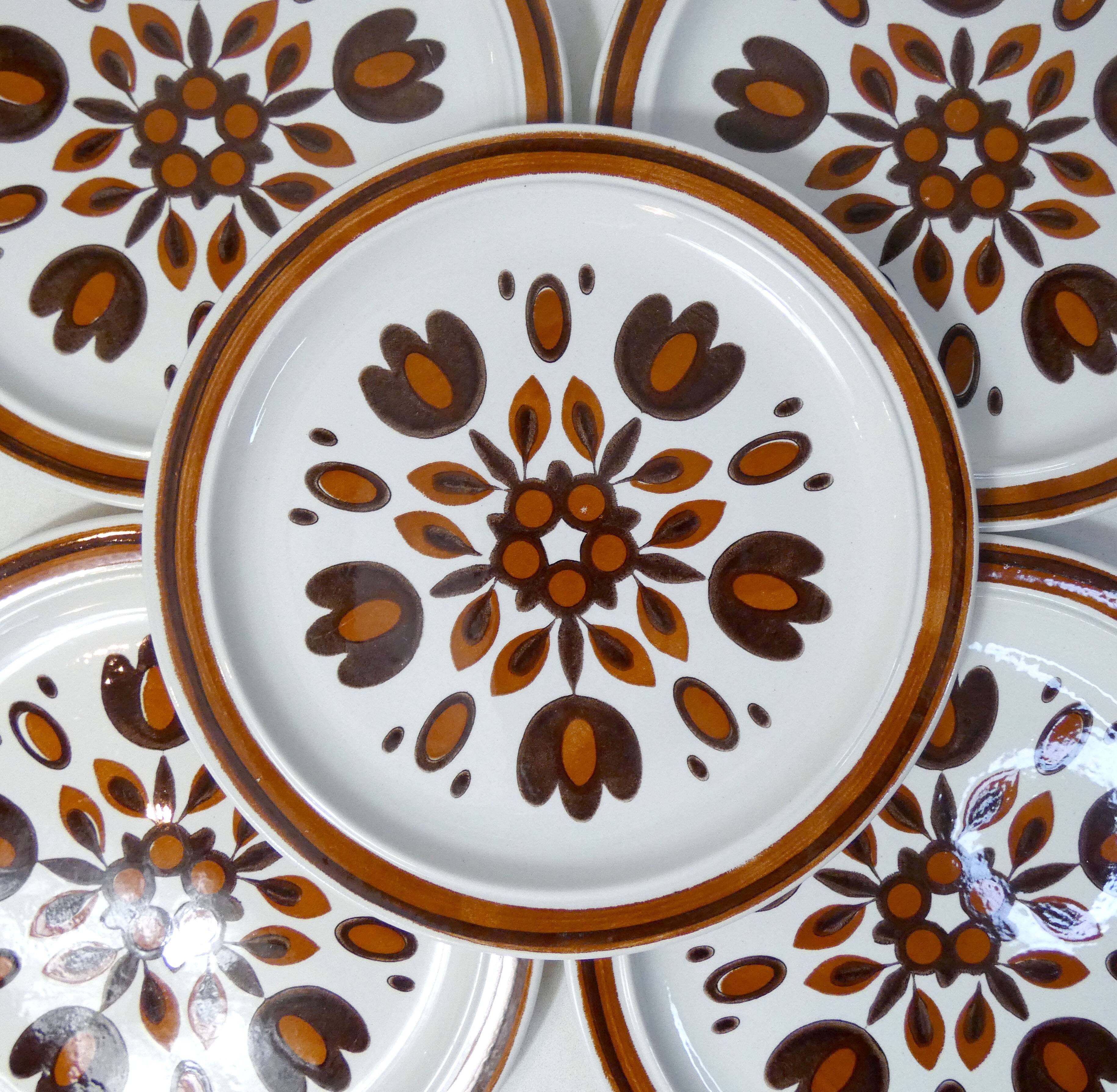10 flat earthenware plates
