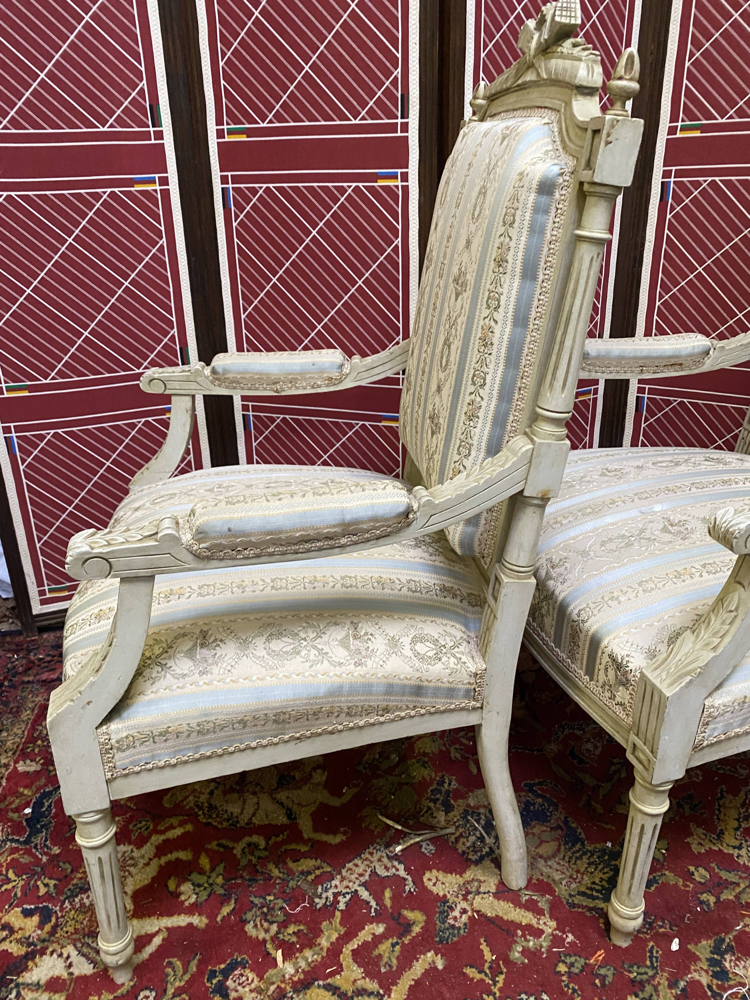 Paire de fauteuils style Louis XVl sculptés avec tissus et soieries d’origine
