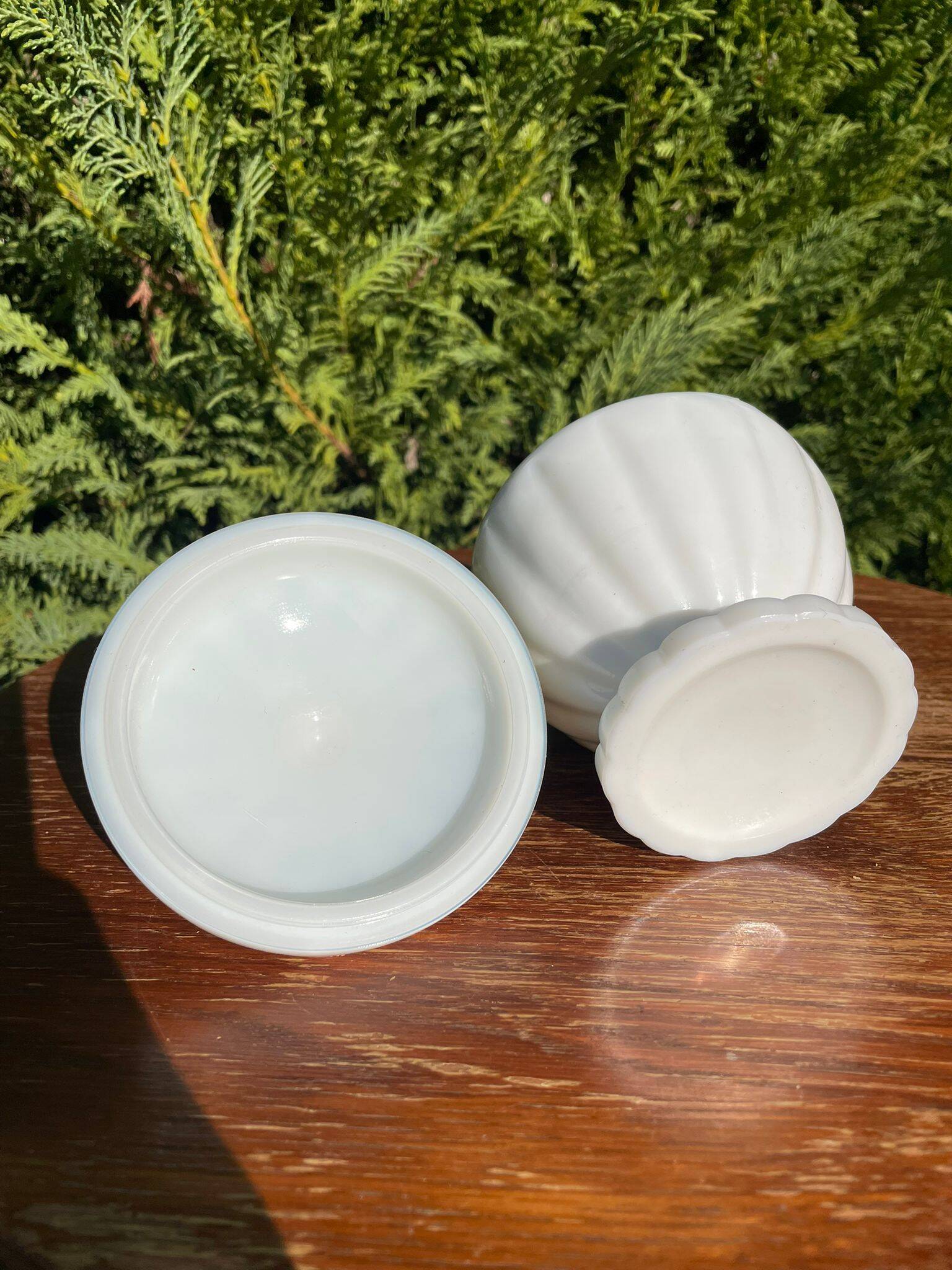 White opaline bonbonnière