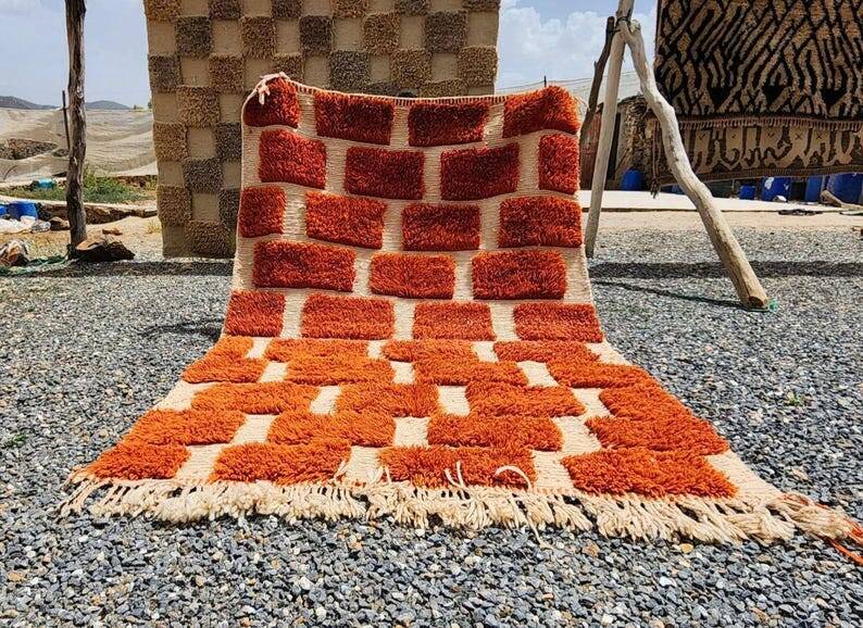 Large Moroccan Berber rug in orange and ecru wool, 400 x 300 cm.