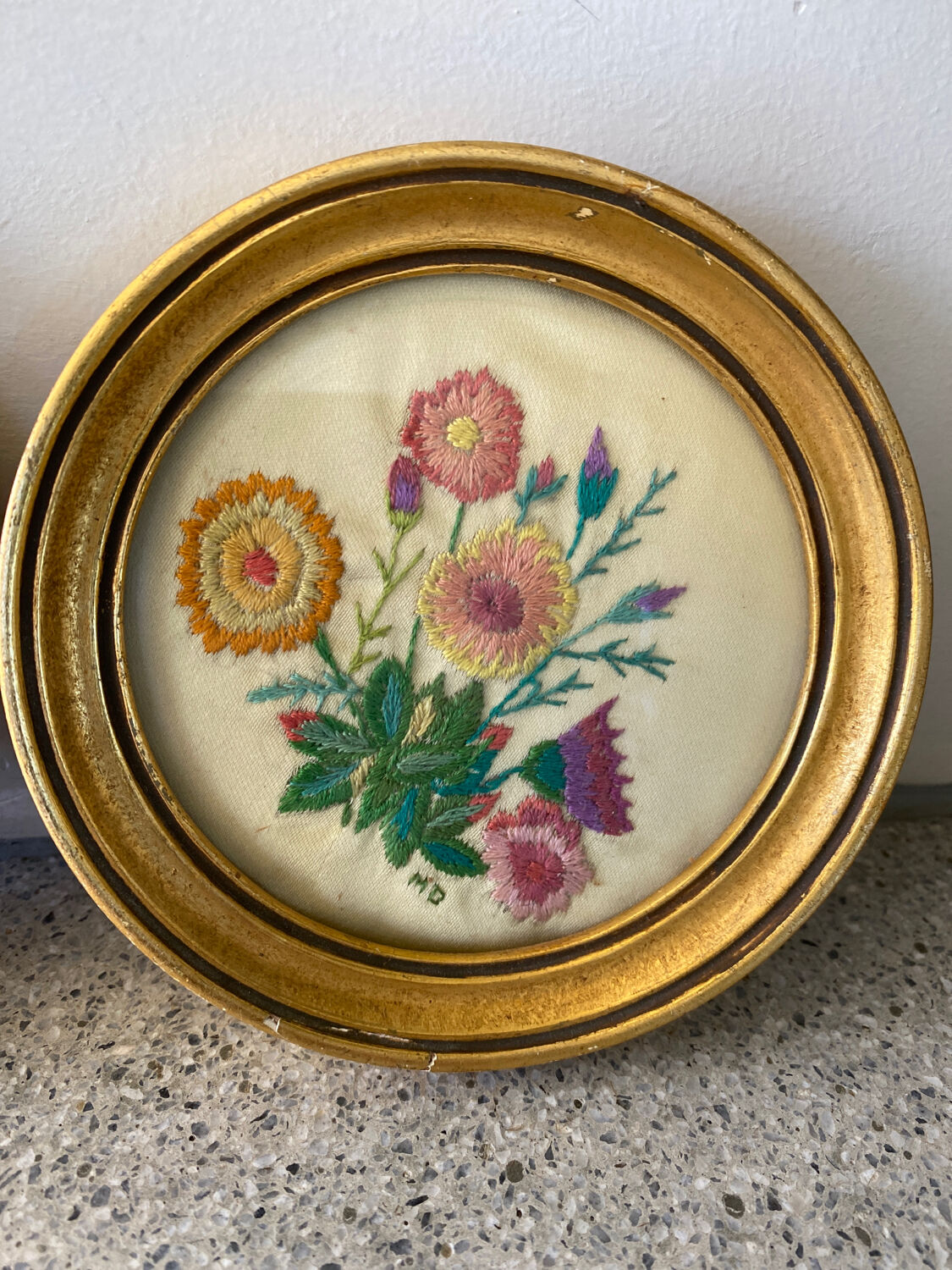 2 medallions embroidery of flowers
