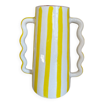 Vase en céramique rayé jaune citron et blanc aux anses ondulées abstrait fait-main