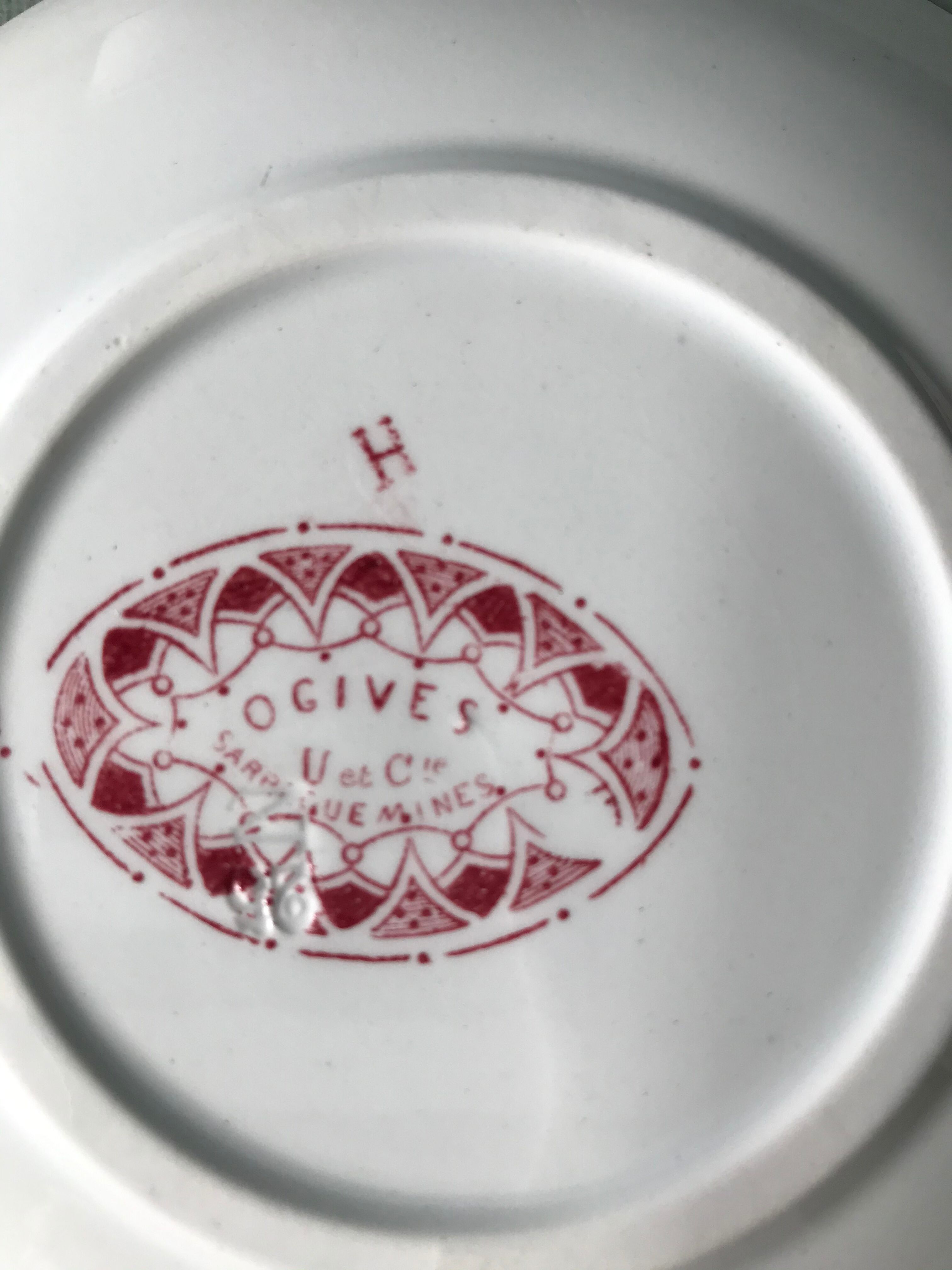 Series of 6 cups and saucers model "Ogives"