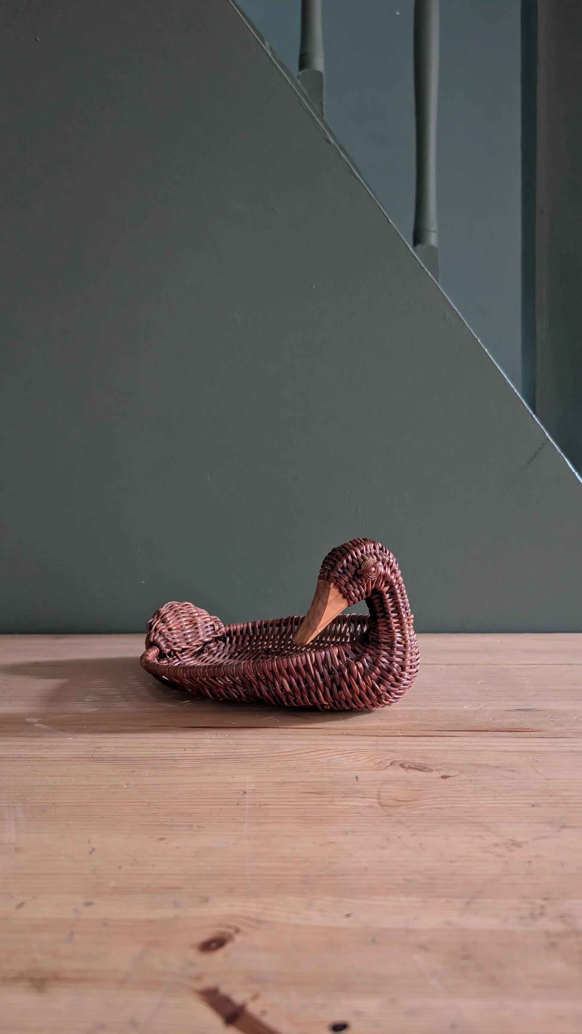 Woven wicker duck catchall