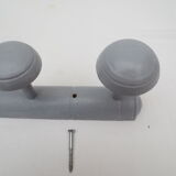 Porte manteaux 4 têtes en bois de couleur vieux gris clair