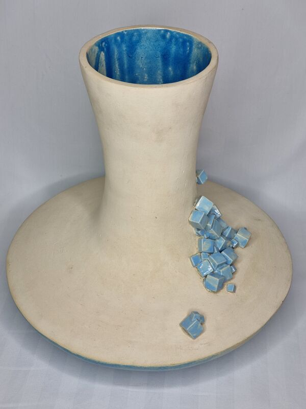 Vase bascule design en céramique émaillée à décor de cristaux, 34 cm
