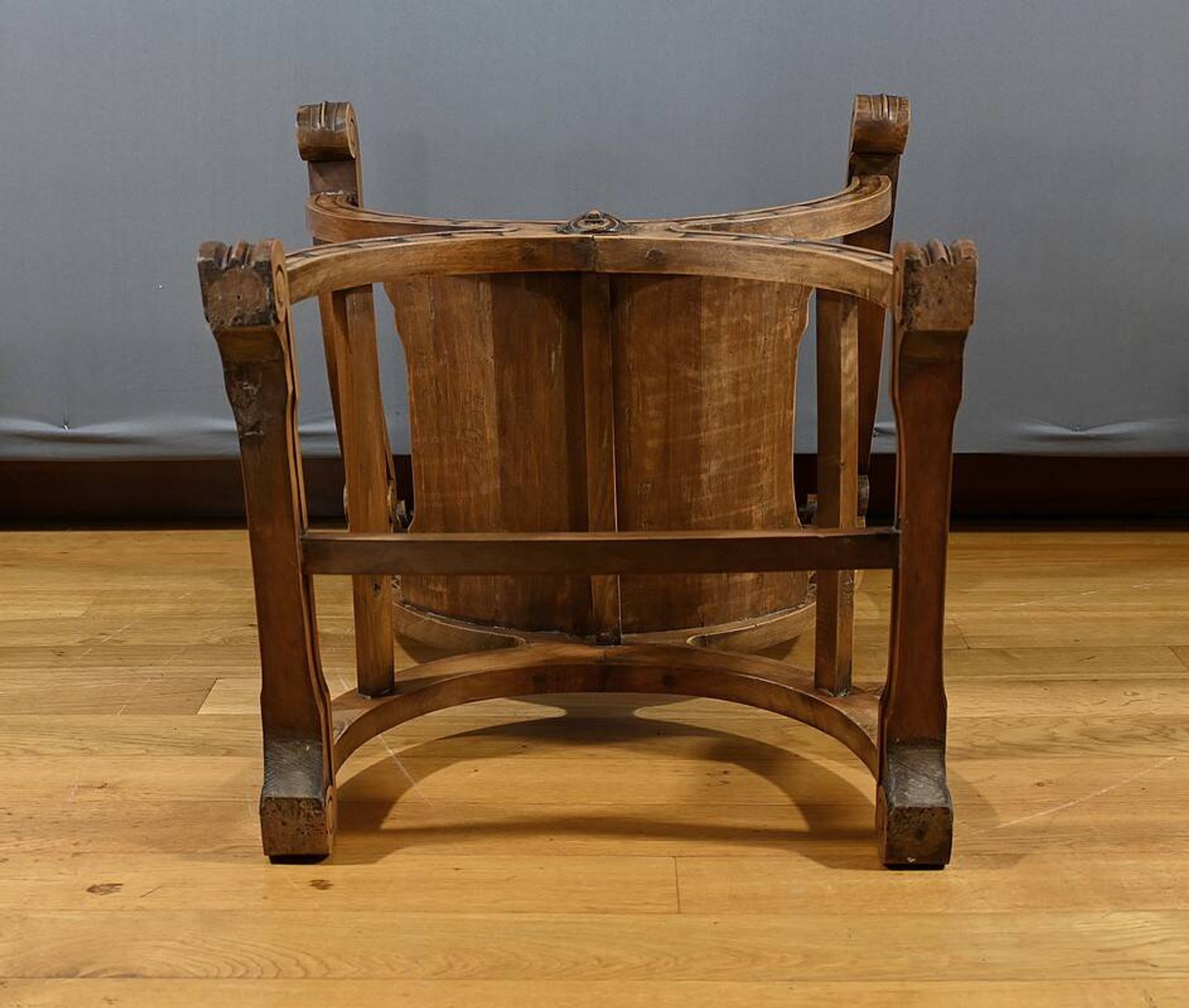 Fauteuil Dagobert en Noyer, style Médiéval – Fin XIXe
