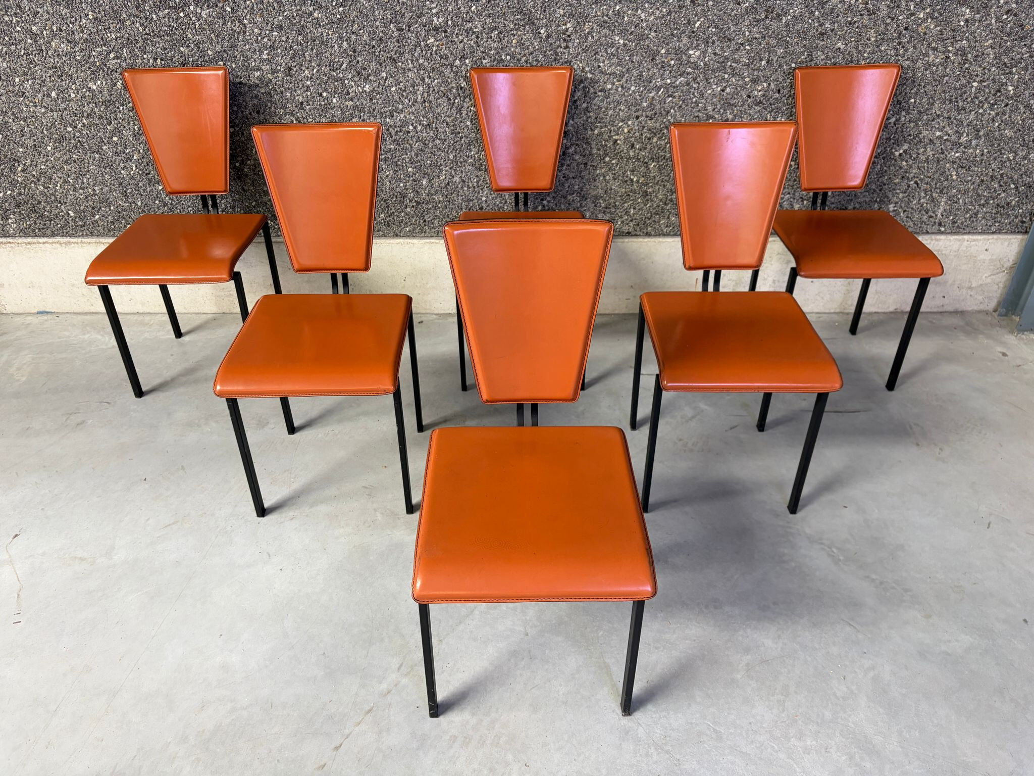 Ensemble de 6 chaises de salle à manger en cuir post-moderne, années 1970.