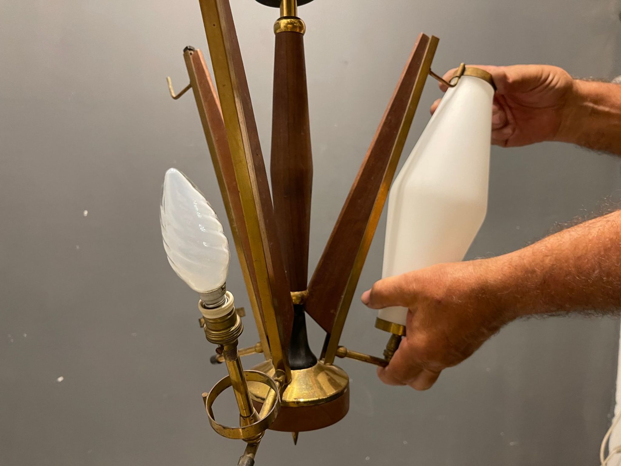 Suspension italien en verre opalin des années 1950