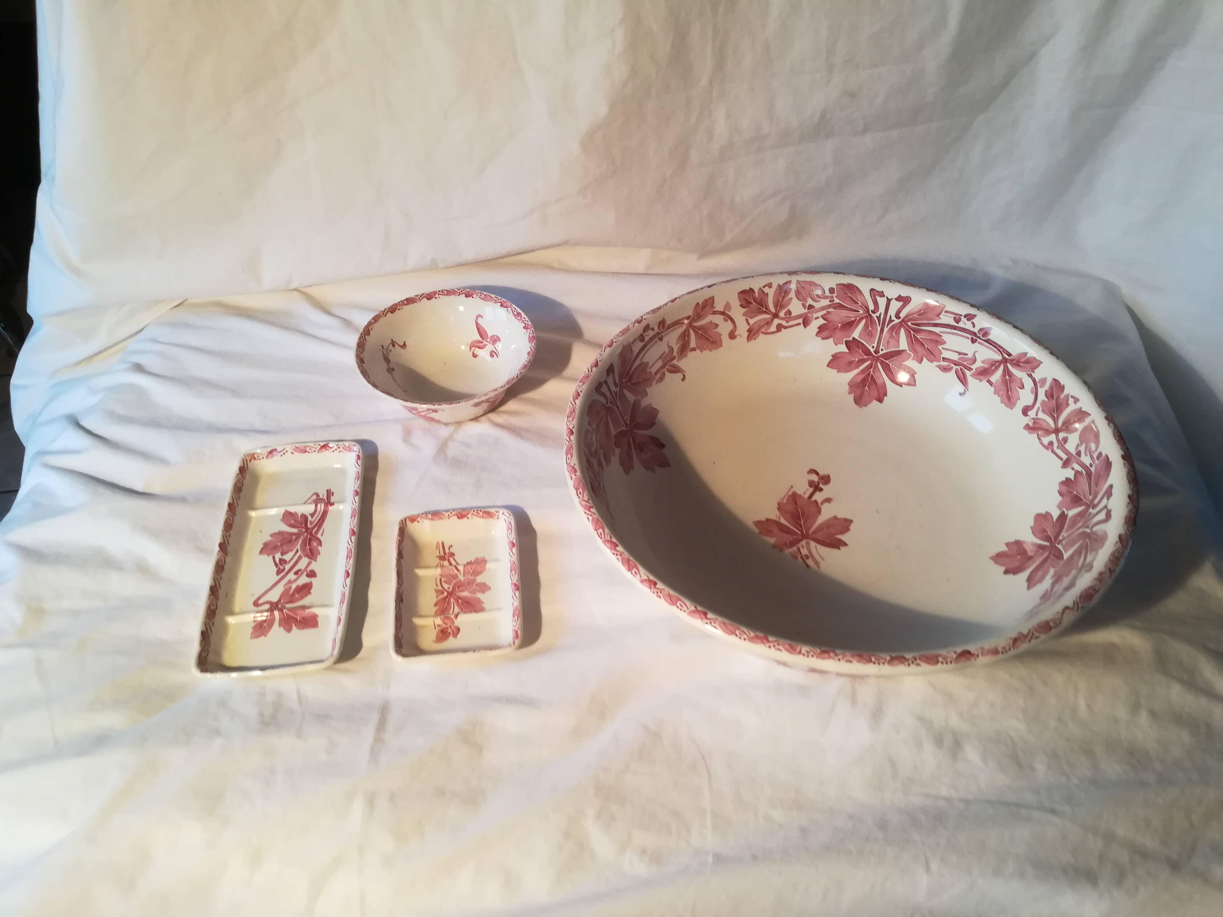 Service de toilette broc et vasque faïence rose