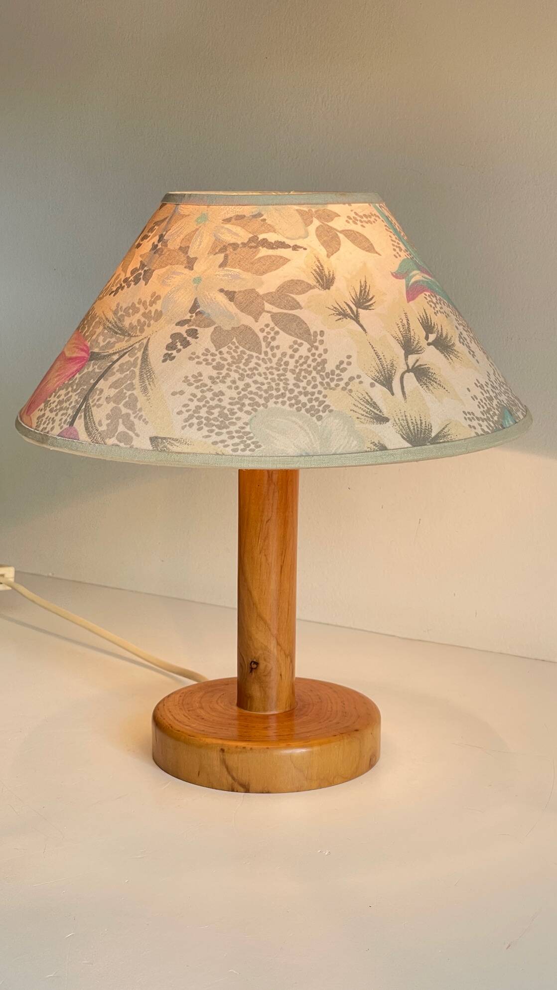 LAMP in Solid Pine Floral Shade VINTAGE