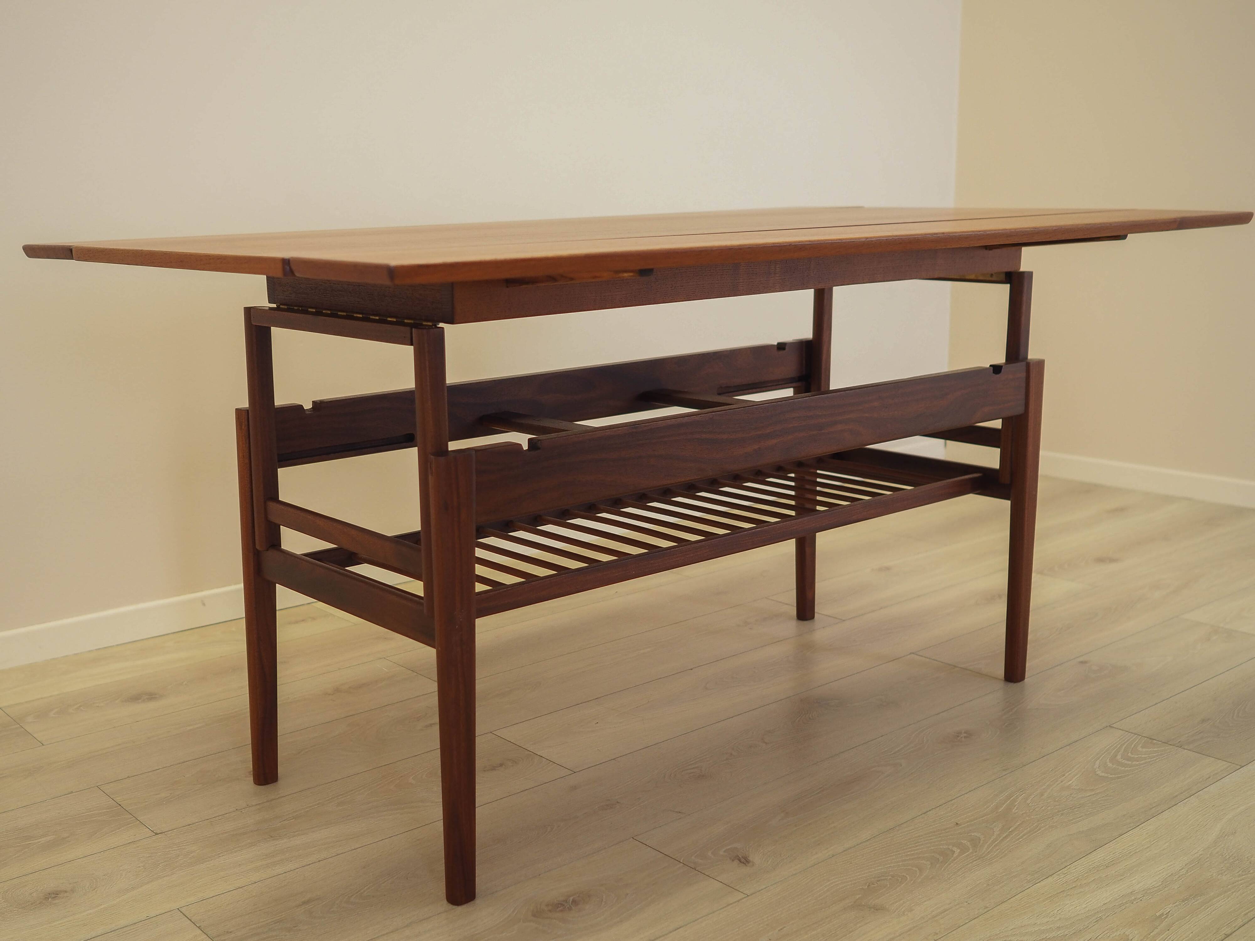 Table basse en teck danois avec étagère, années 1960