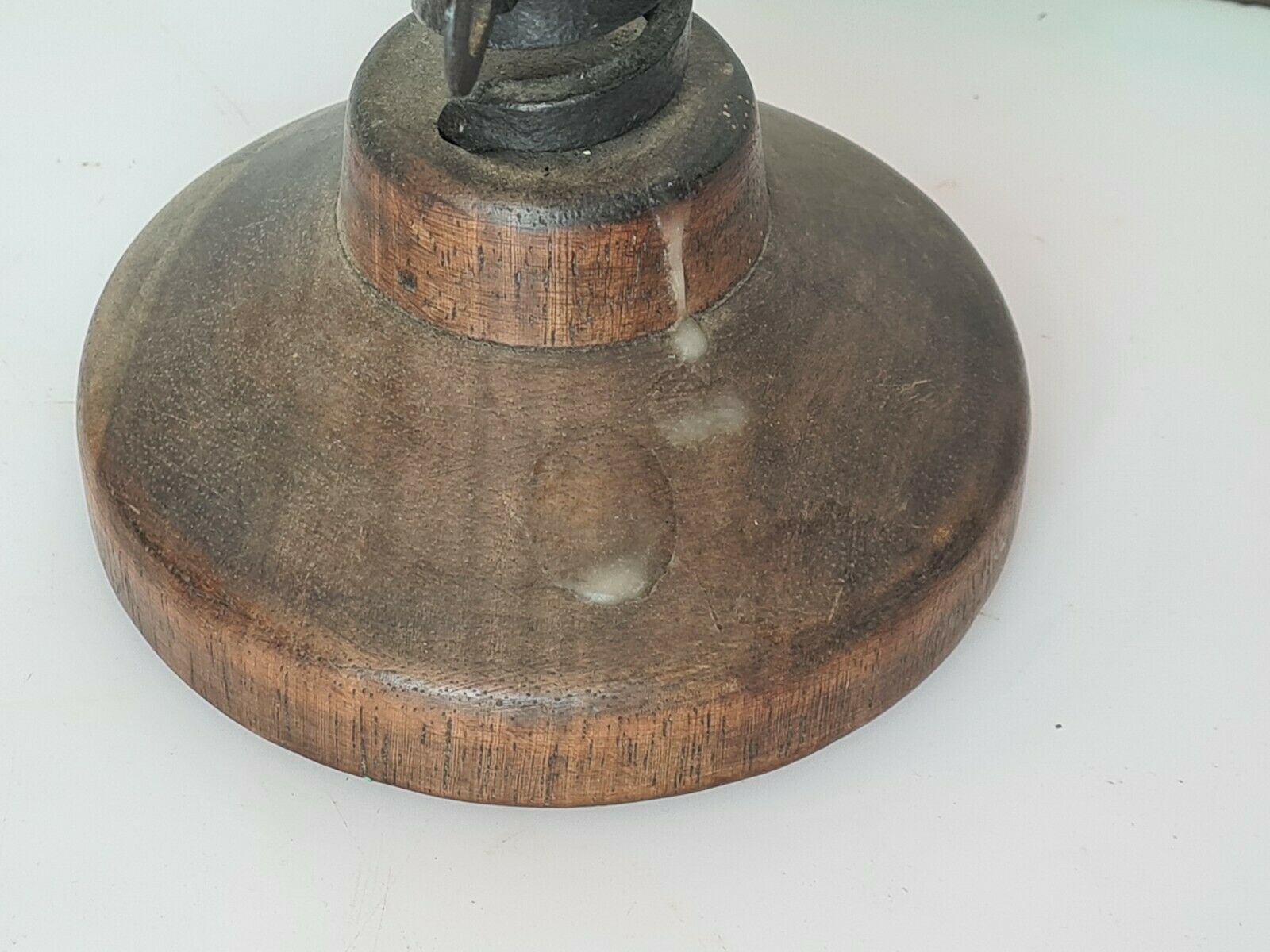 Bougeoir avec en poussoir en fer et bois