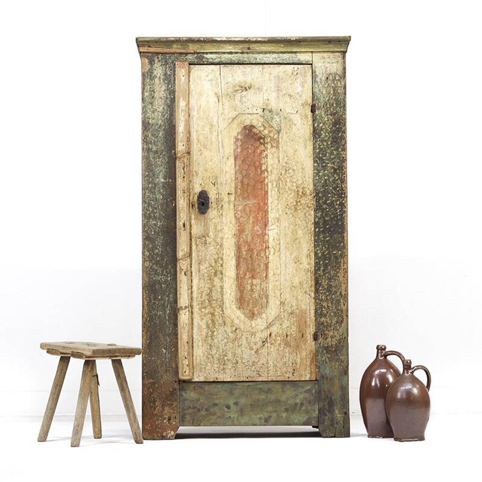 Armoire de mariée peinte en art populaire de ferme rustique et vieillie