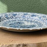 Plat en faïence de Delft, signé la griffe de porcelaine
