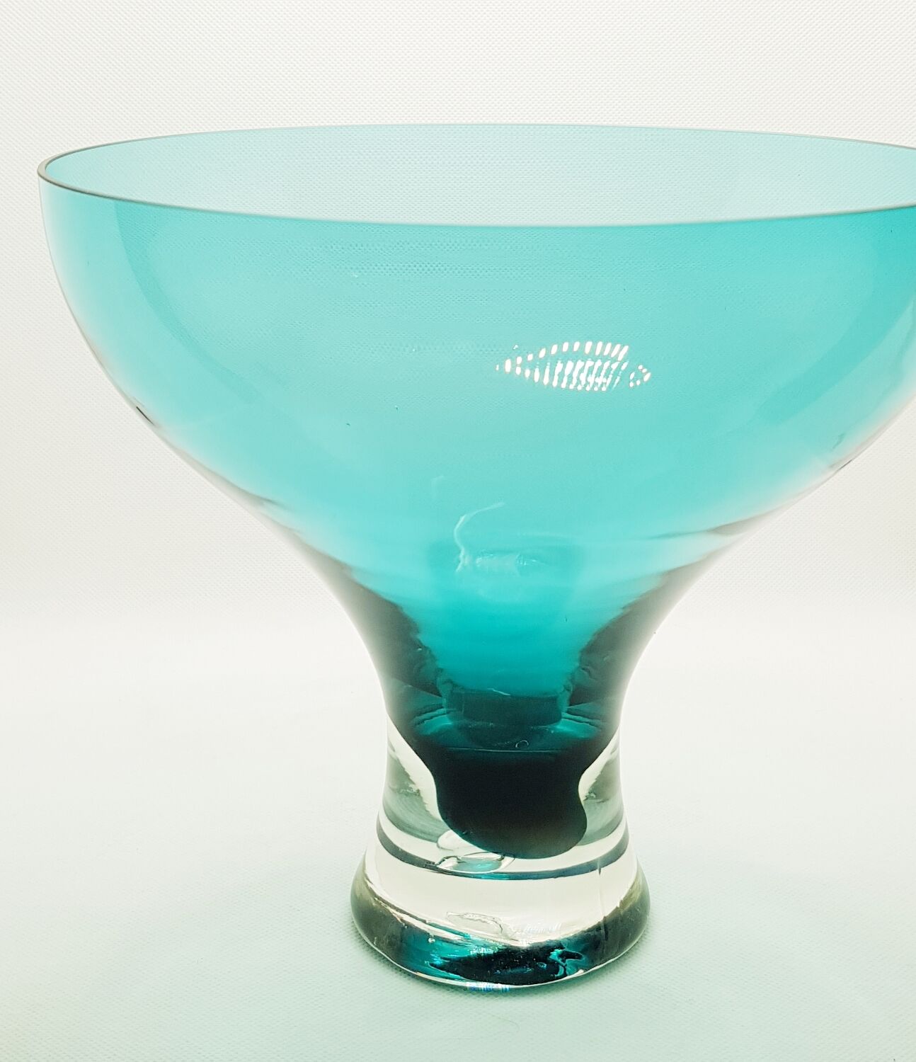 Grand vase sur pied en verre sarcelle.