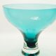 Grand vase sur pied en verre sarcelle.