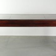 Bureau d'écriture anglais ancien de la fin du 19e siècle avec une couleur chaude.
