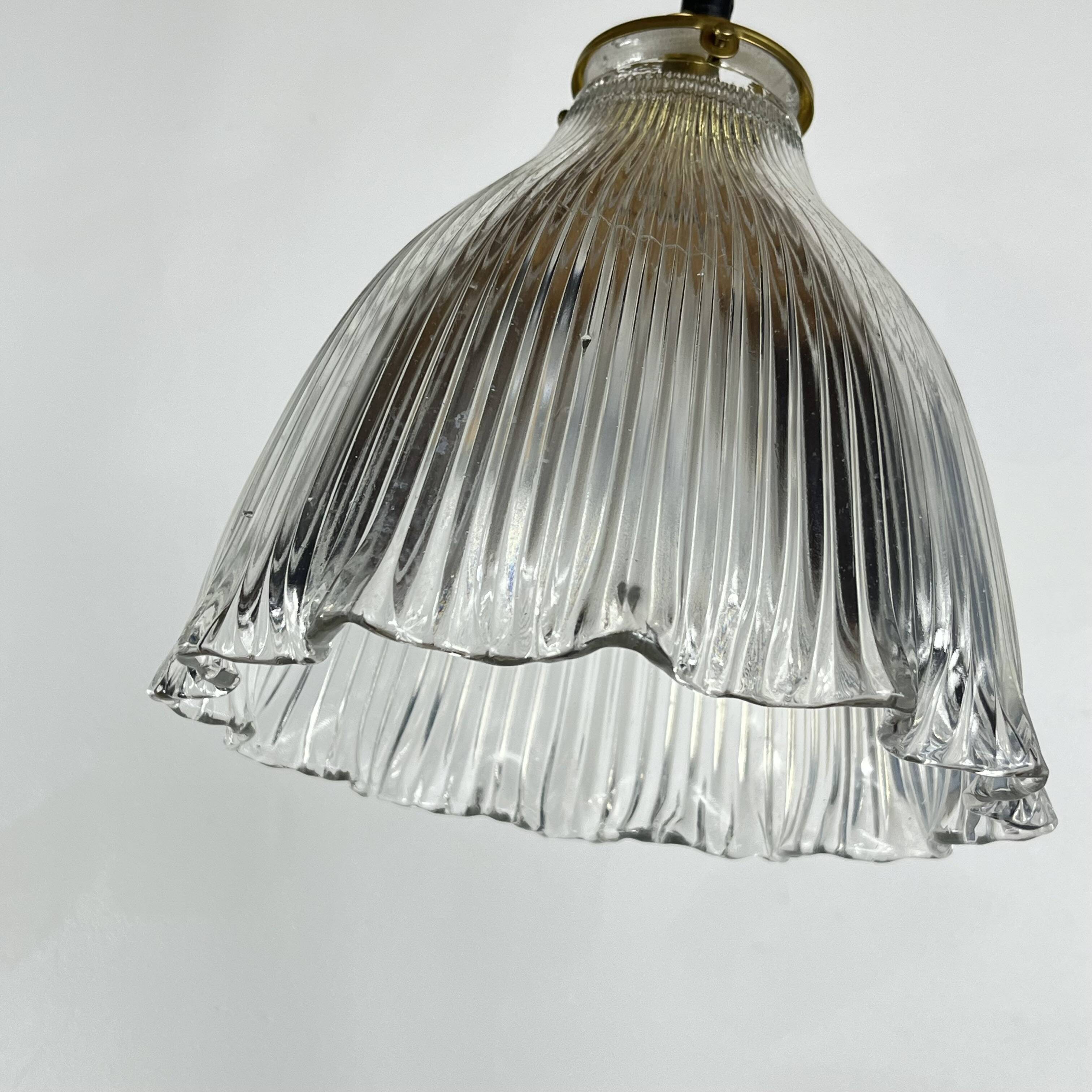Suspension lustre globe en verre prismatique holophane industriel