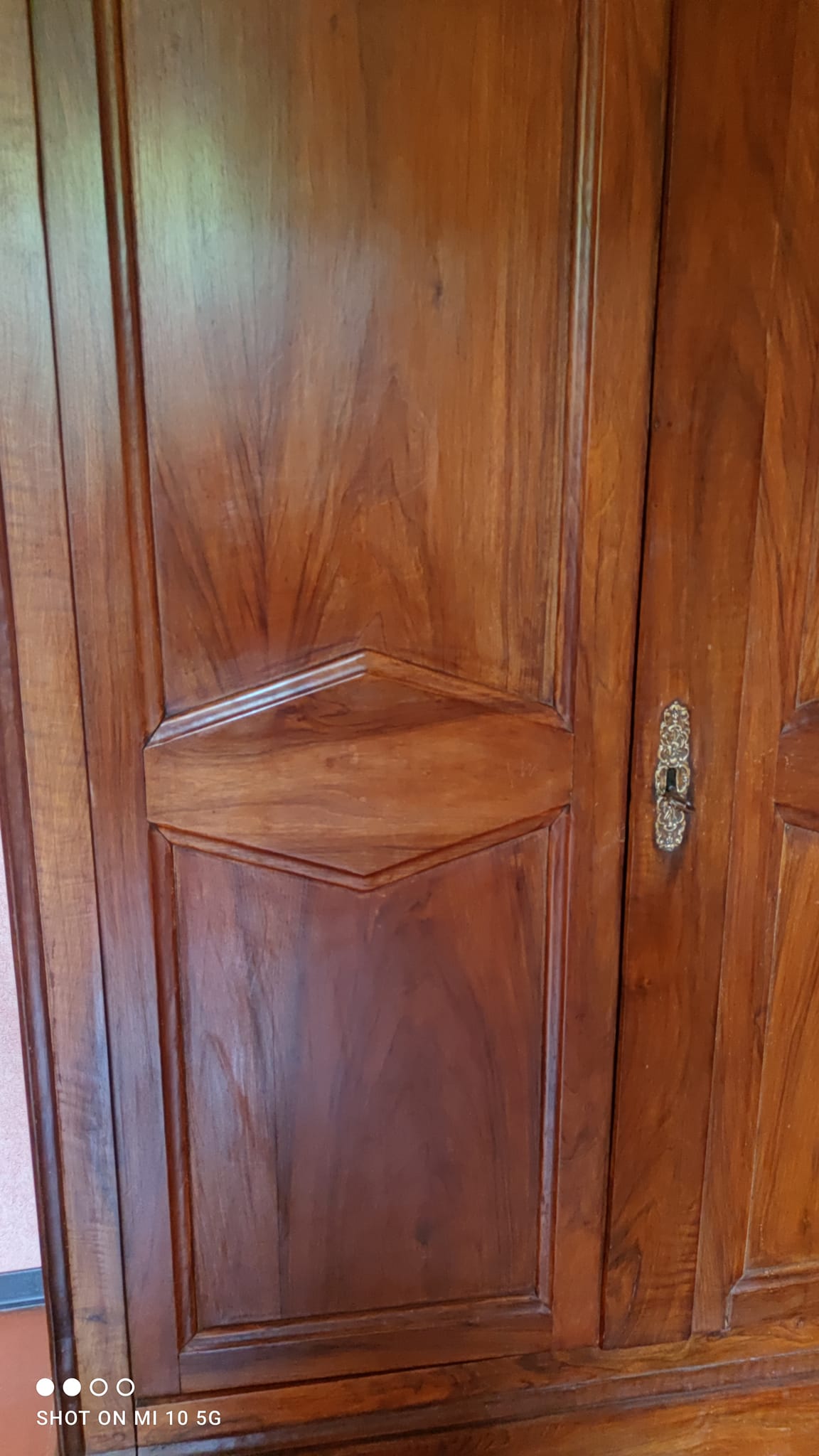 Petite armoire en noyer massif époque Consulat vers 1830