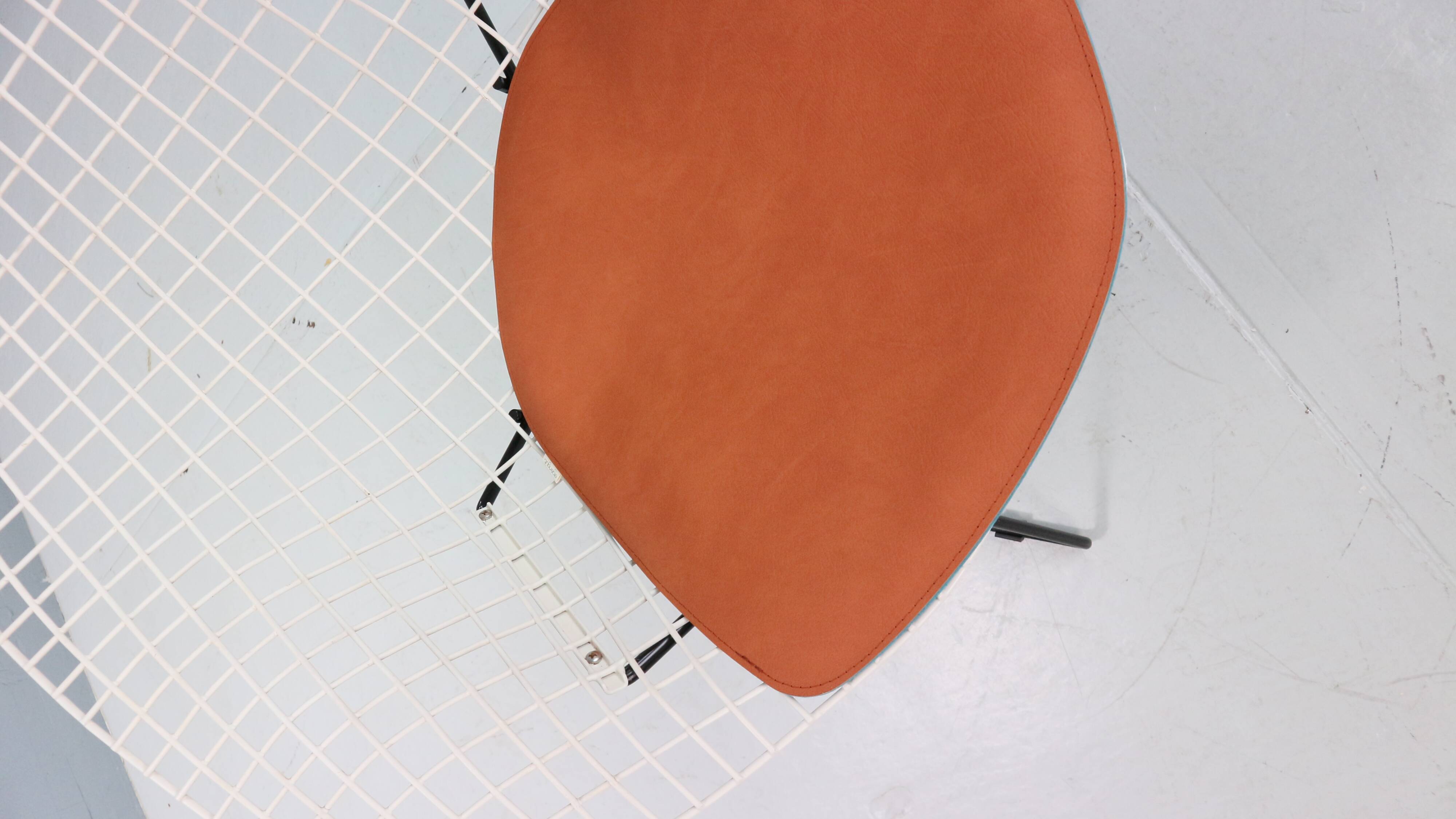 Diamond chair by Harry Bertoia in white & black metal and new leather seati