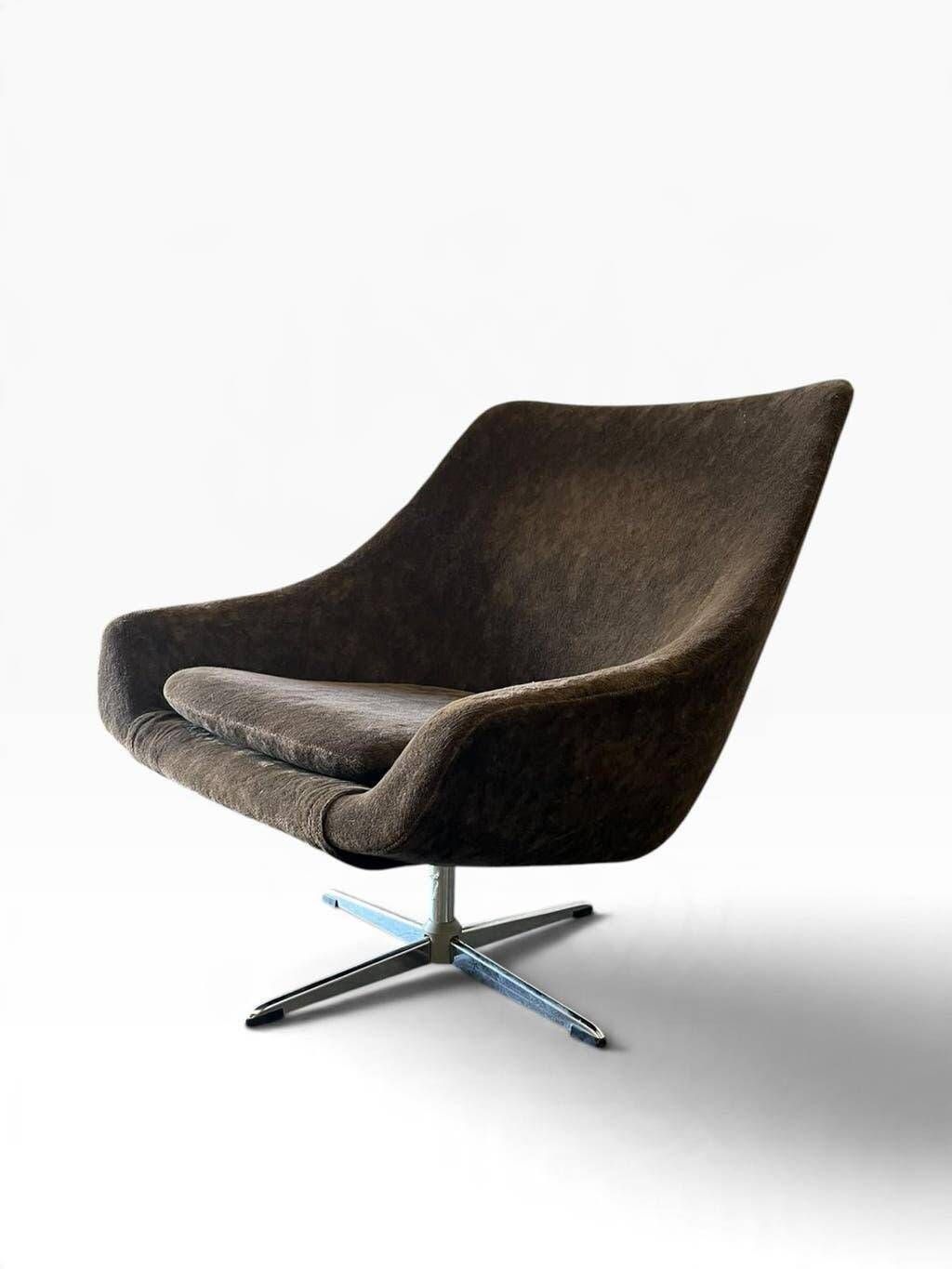 Brown vintage armchair/chair on a star base.