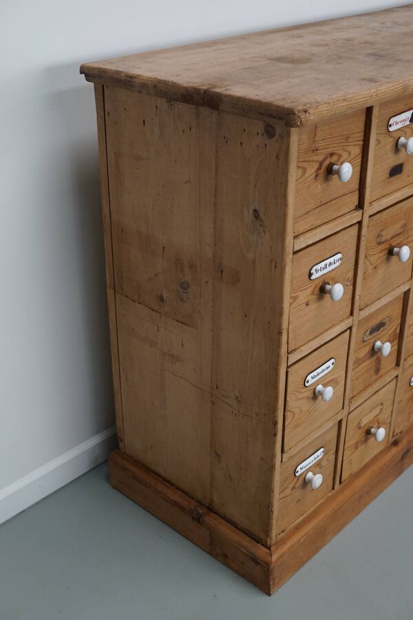 Armoire d'apothicaire allemande antique en pin avec boucliers en émail, années 1900