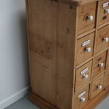 Armoire d'apothicaire allemande antique en pin avec boucliers en émail, années 1900