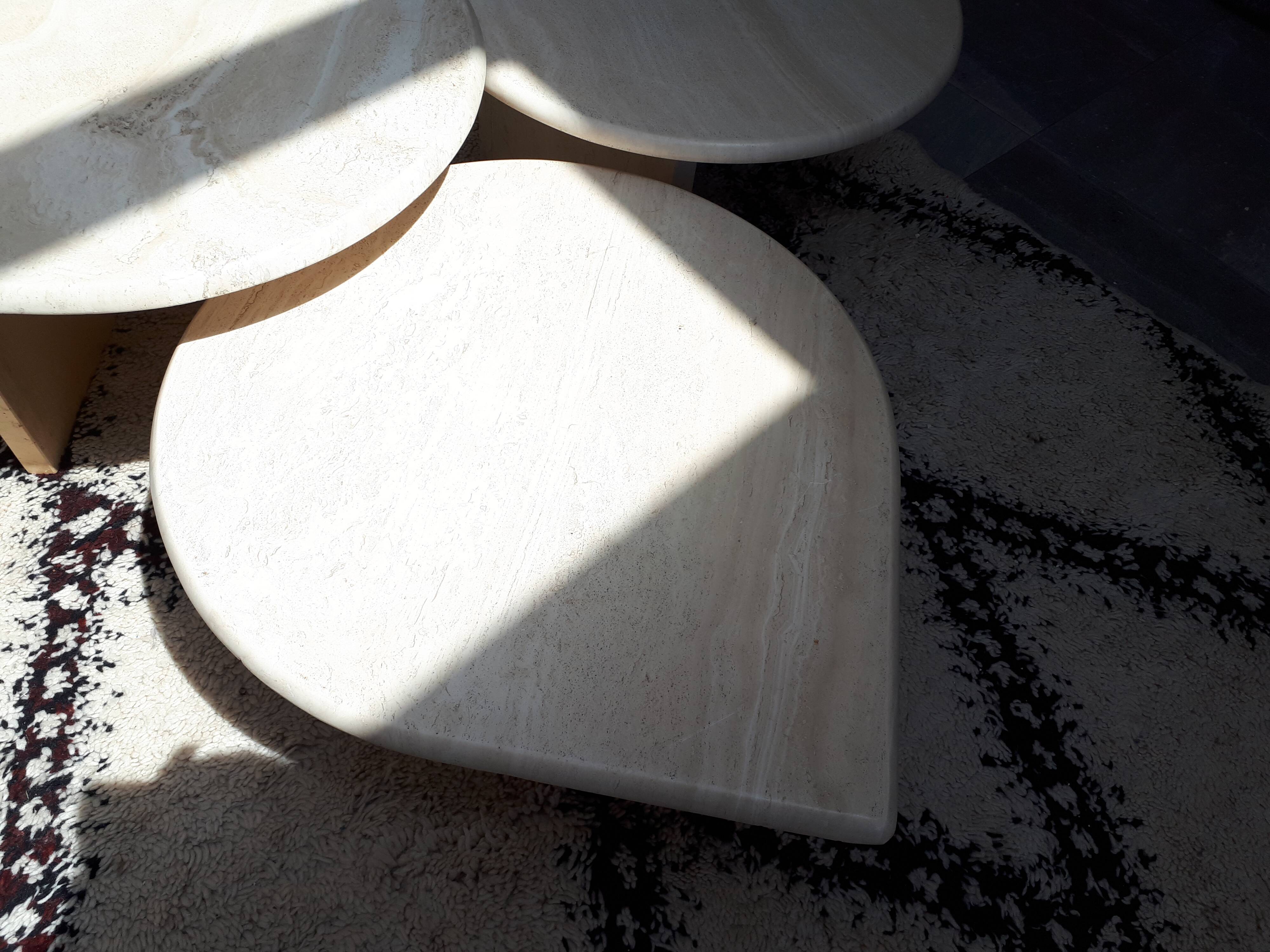 Tables gigognes en travertin Roche Bobois