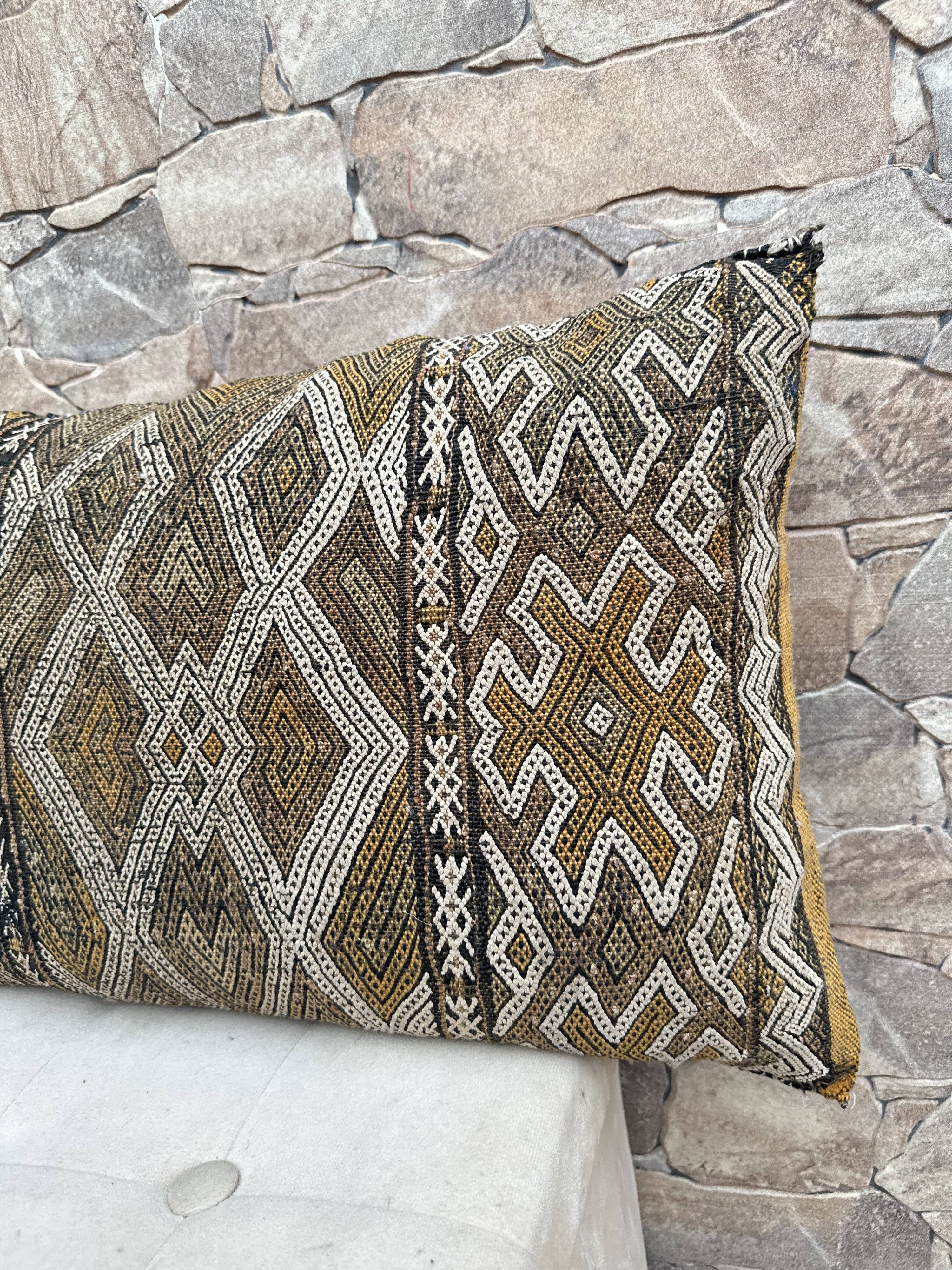 Vintage Berber cushion cover: Moroccan wool cushion, Boujad pattern