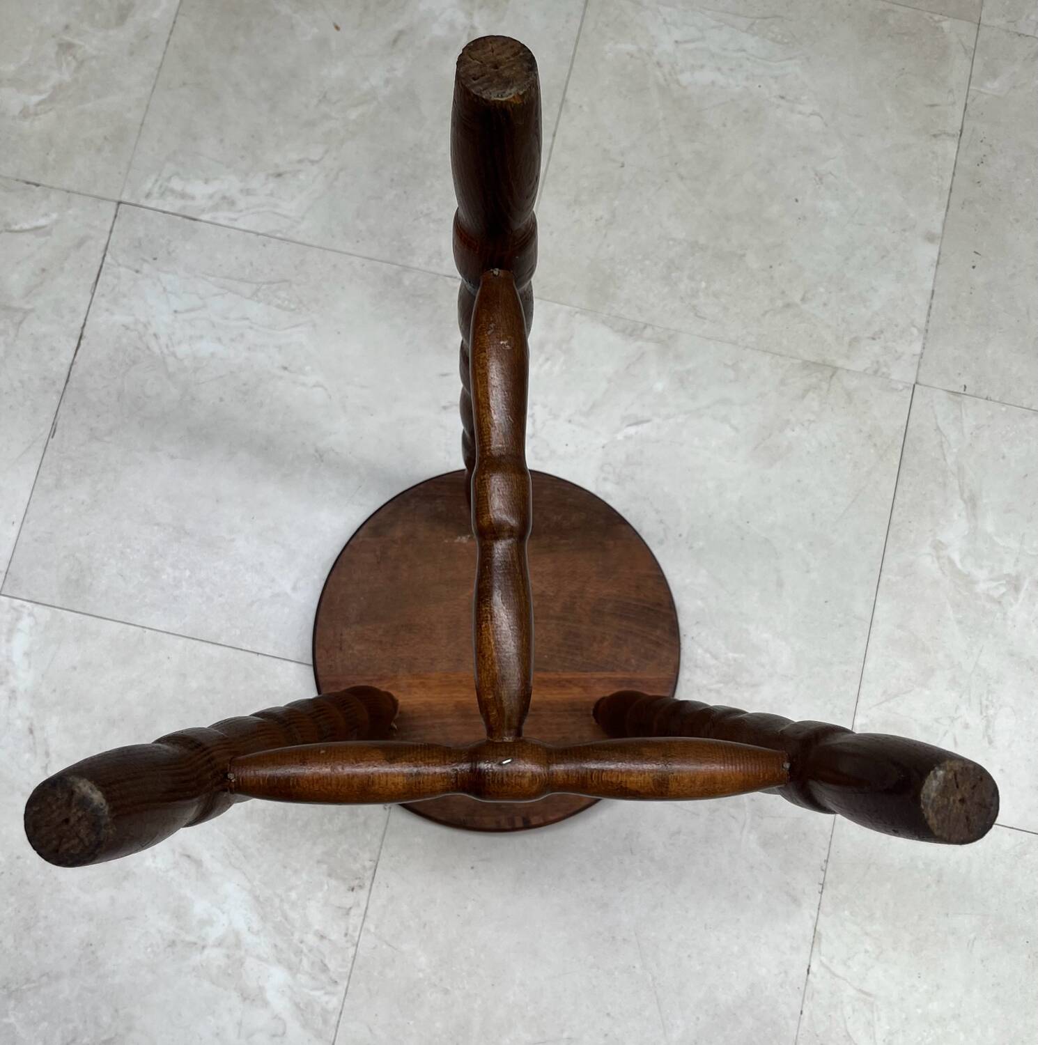 Tabouret tripode en bois