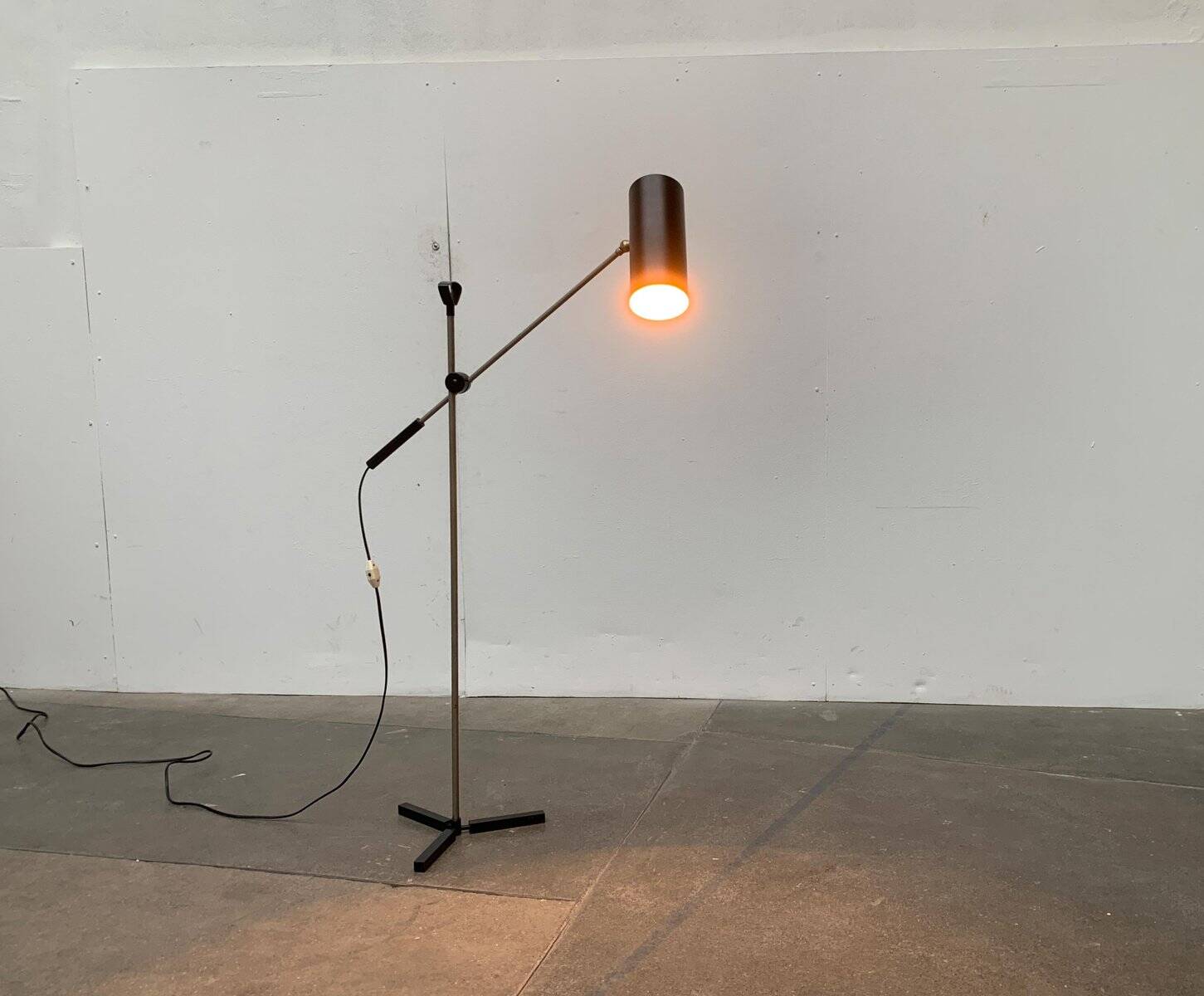 Lampe sur pied minimaliste modèle 8028 de style milieu du siècle par J.J.M. Hoogervorst pour Anvia