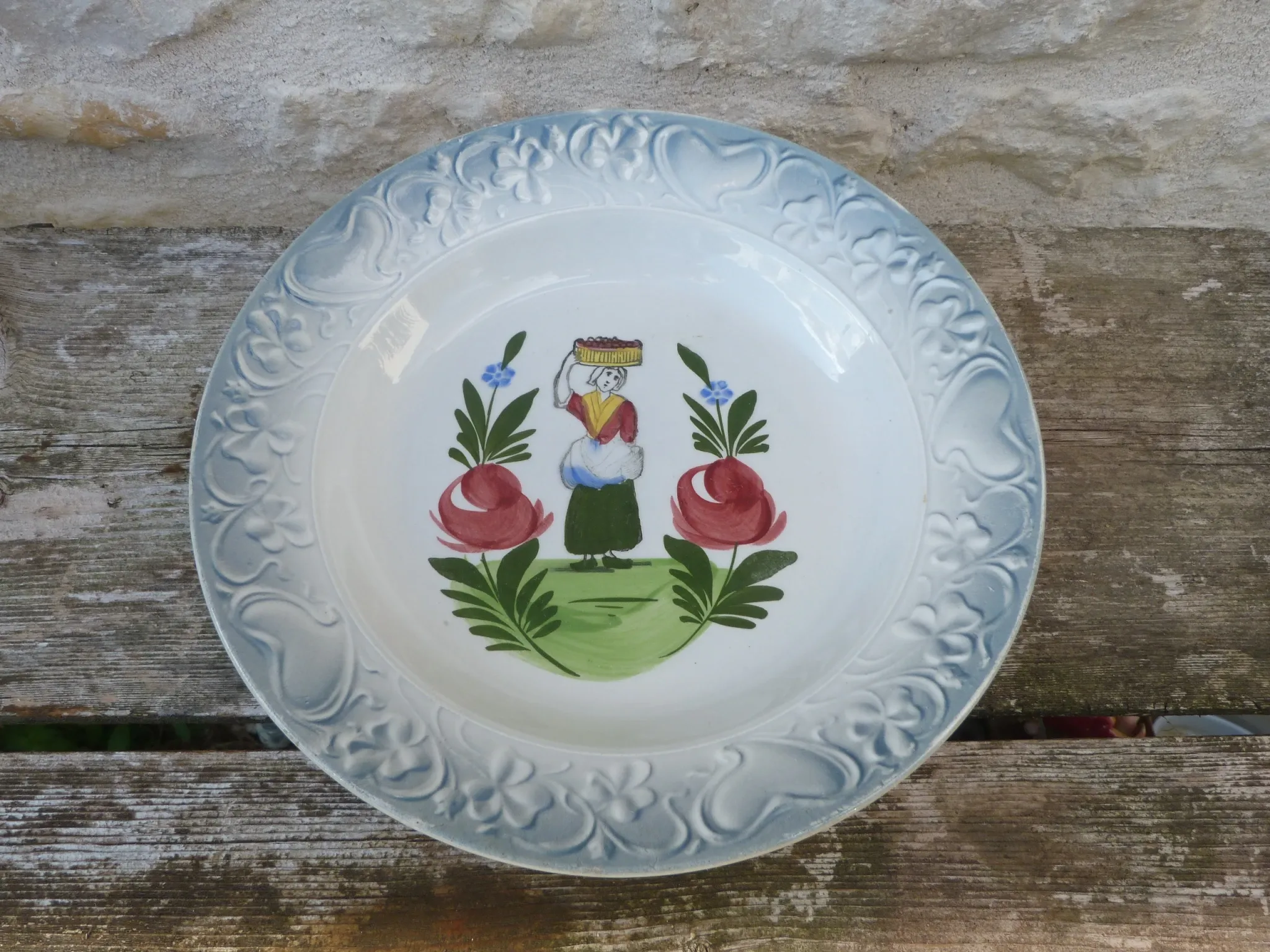 Shallow dish St Amand pattern "peasant with a basket"
