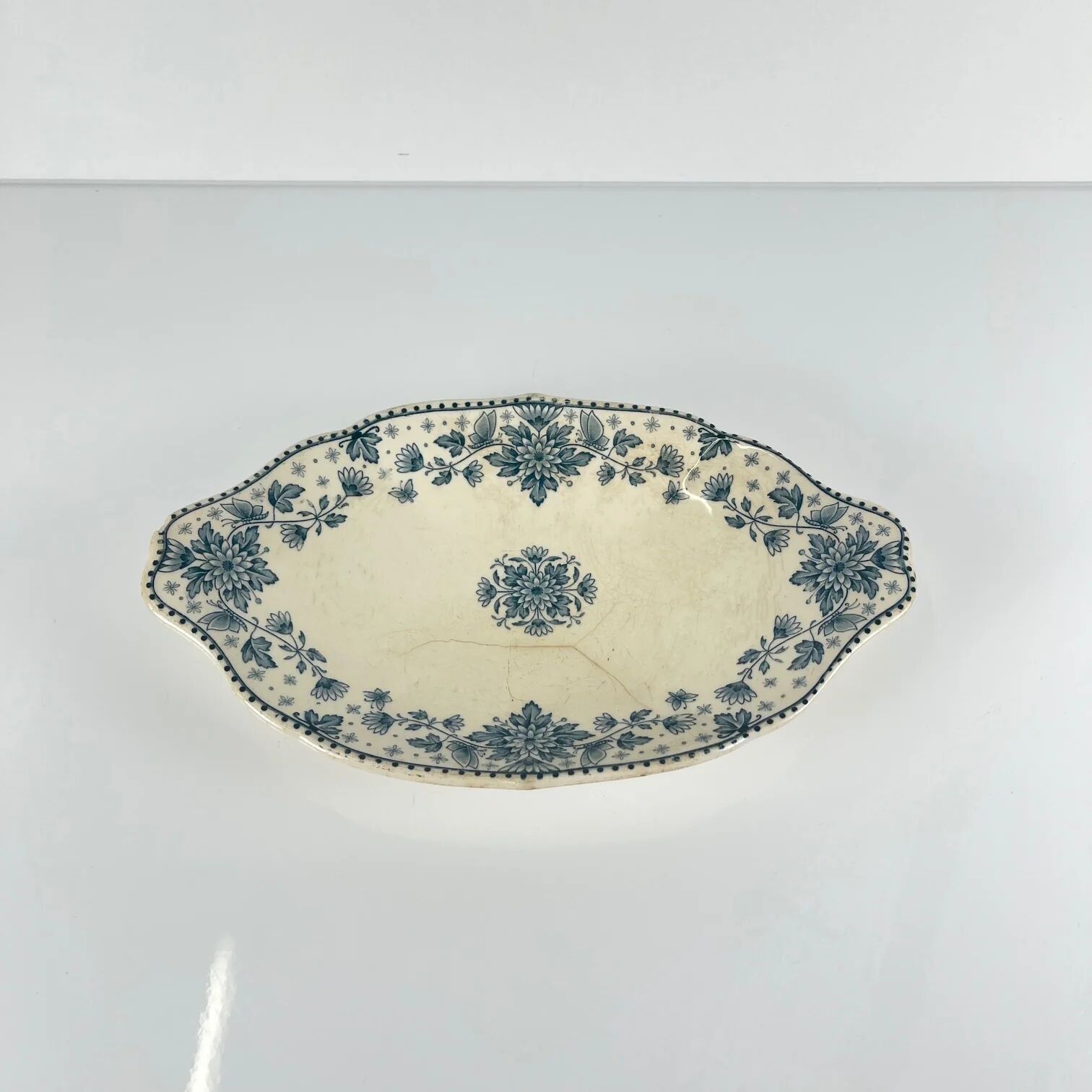 Plate model "Estrées", by U&C Sarreguemines, blue, 1900