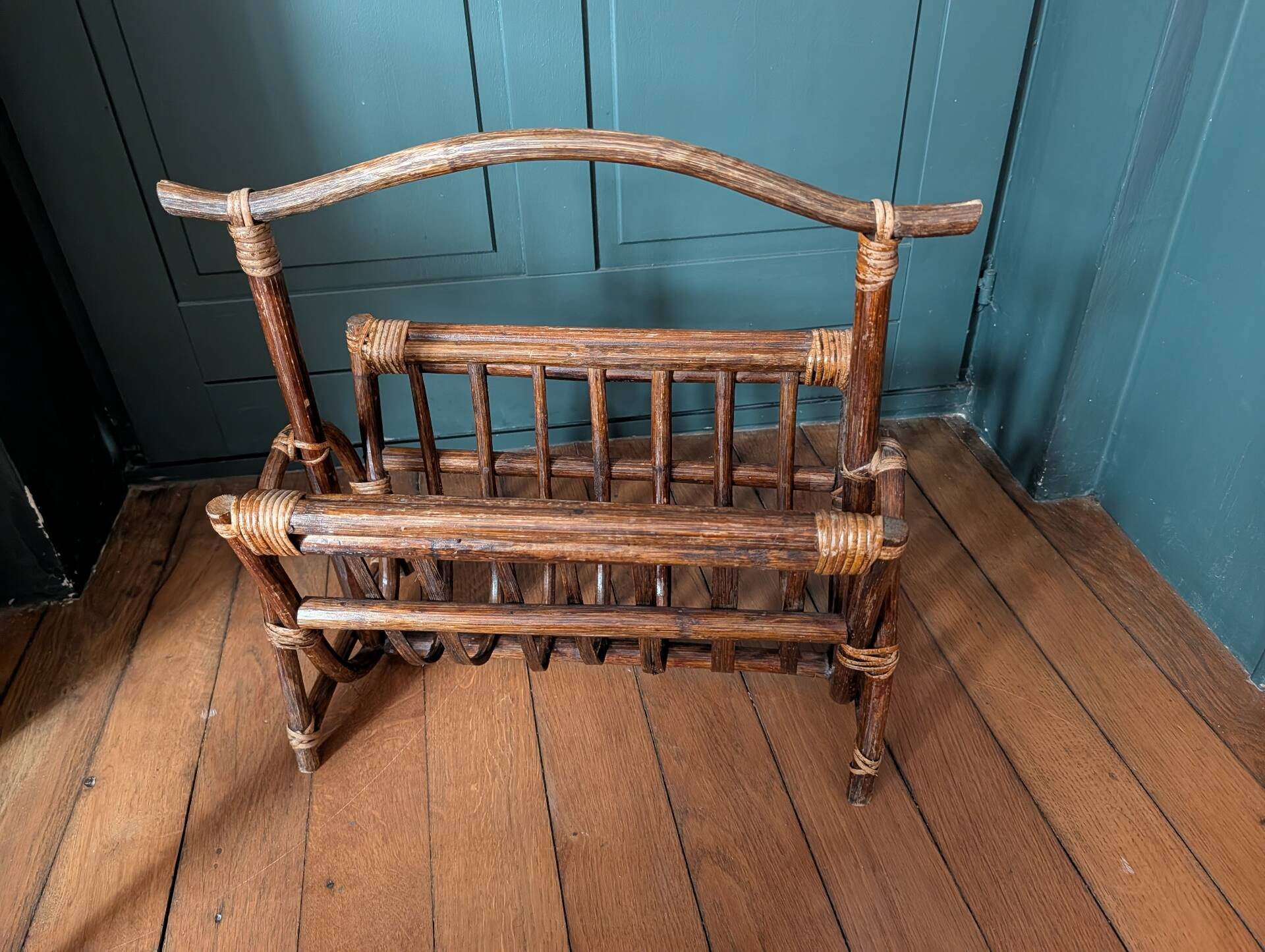 Vintage magazine rack in rattan and bamboo – 1960s/70s