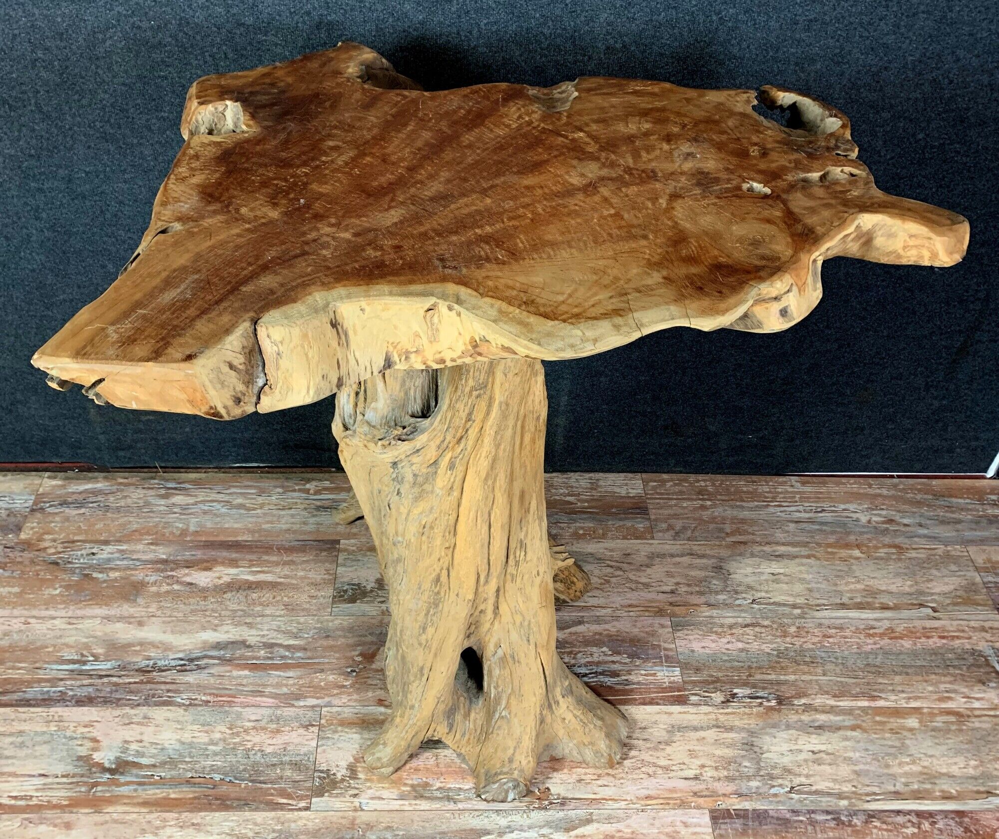 Design of the 70s: high table called "eating standing" in tree root