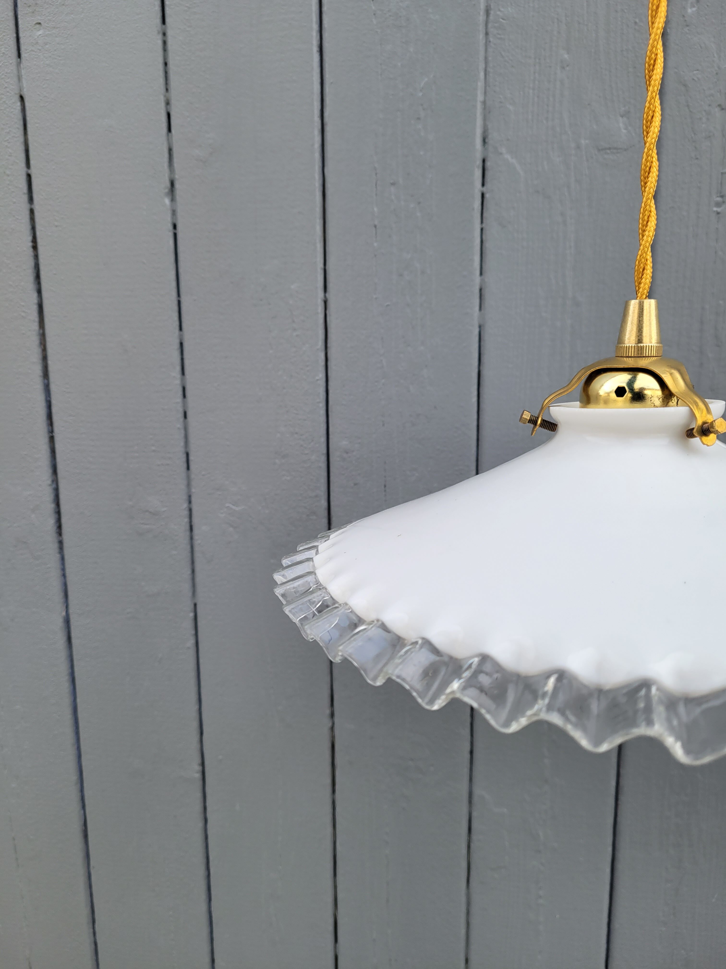 Serrated opaline suspension