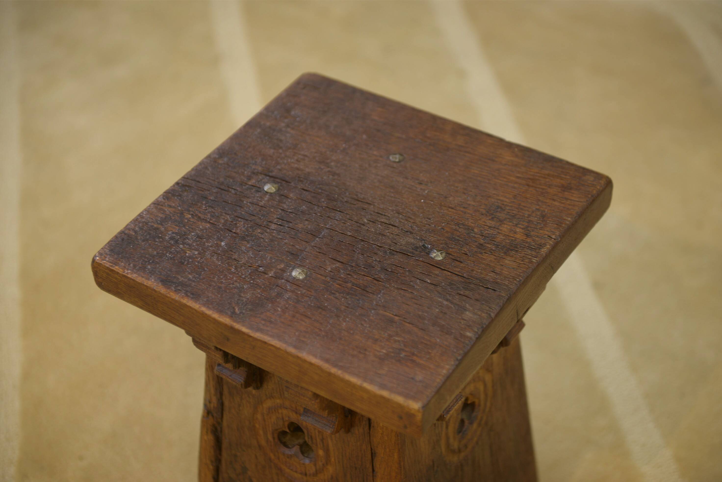 Tabouret brutaliste en chêne début 20ème