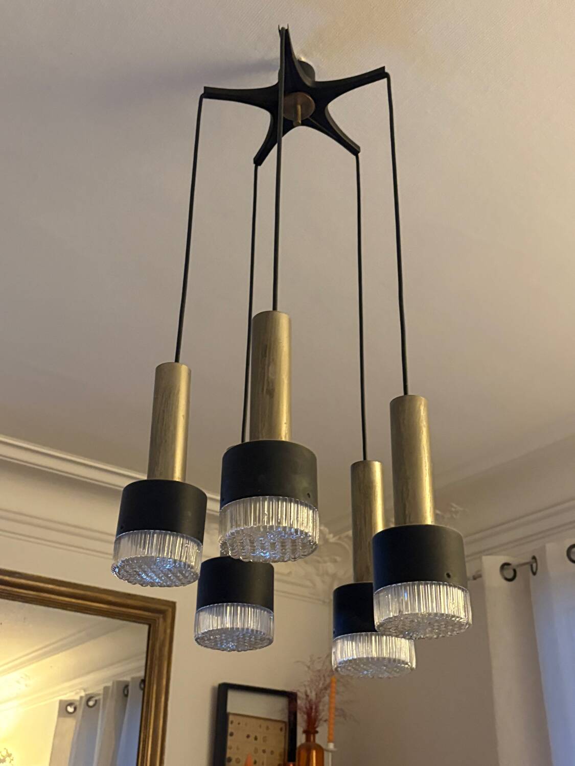 Vintage cascading chandelier from the 60s-70s in black metal and brass