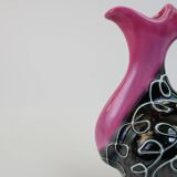 Carafe Vallauris noire et rose à motifs blanc en relief