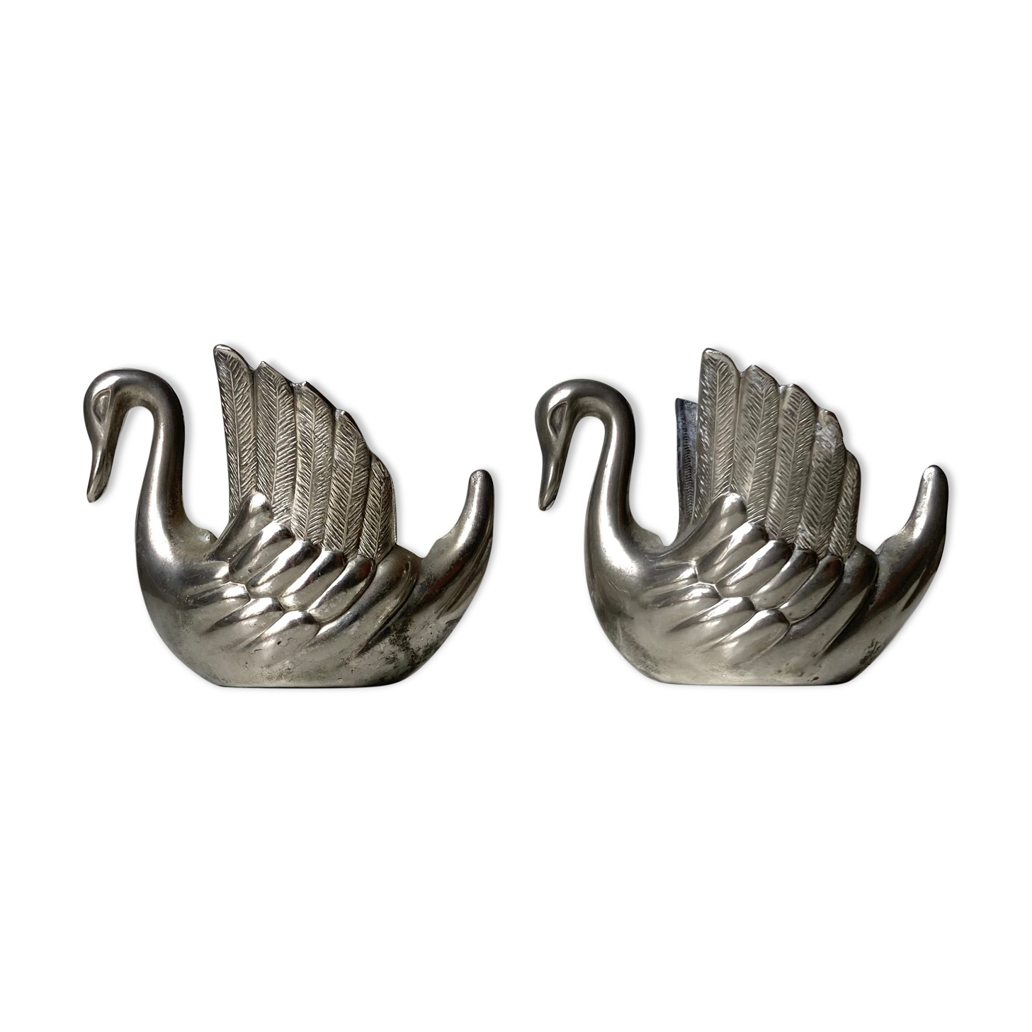 Duo candle holders in metal swan pattern